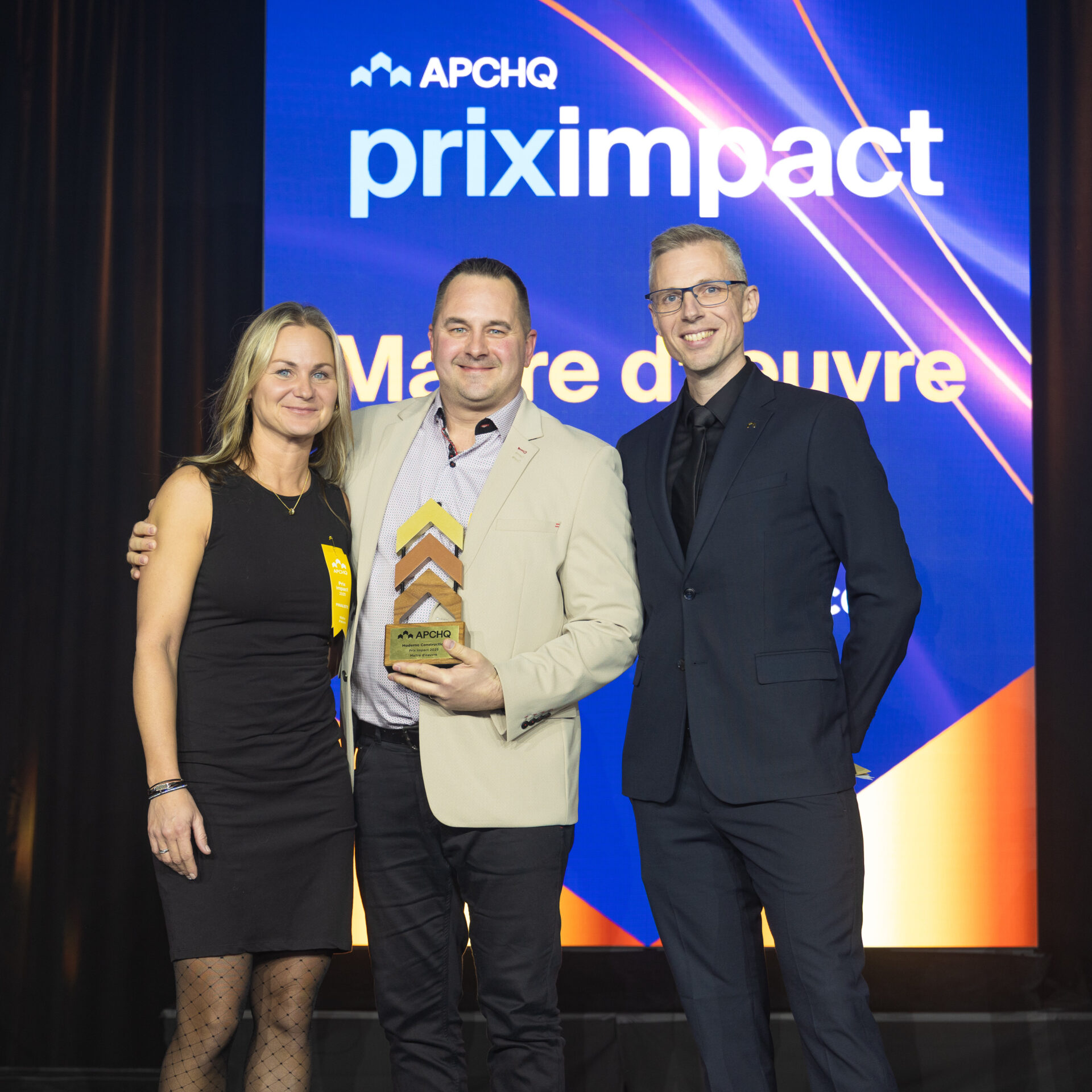 Candy Poissant, Charles Morneau et Dominic Roberge, de RénoAssistance, lors de la soirée de remise du prix. (Photo gracieuseté)