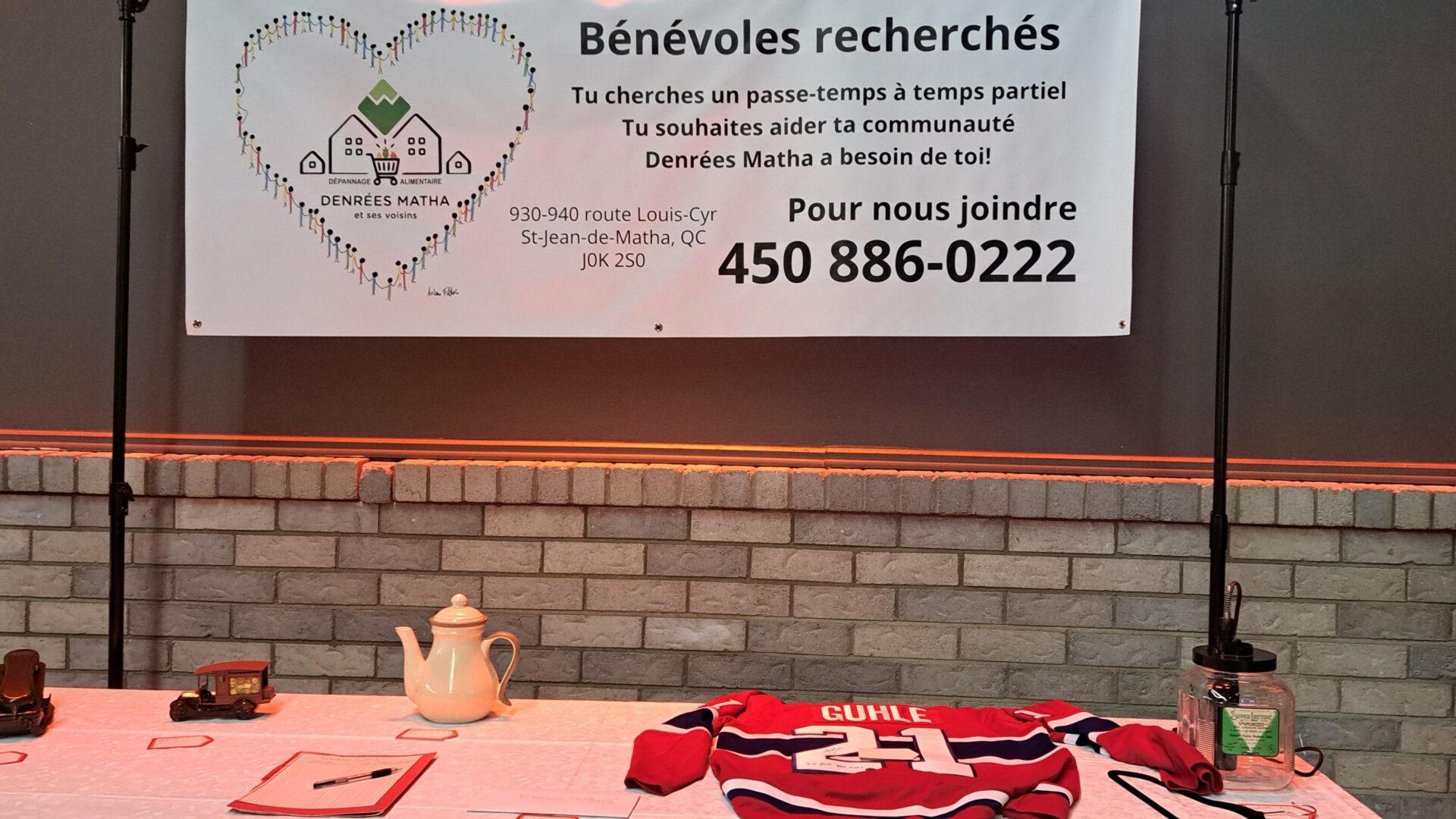 L'encan lors du brunch-bénéfice de l'organisme Denrées Matha. (Photo gracieuseté)