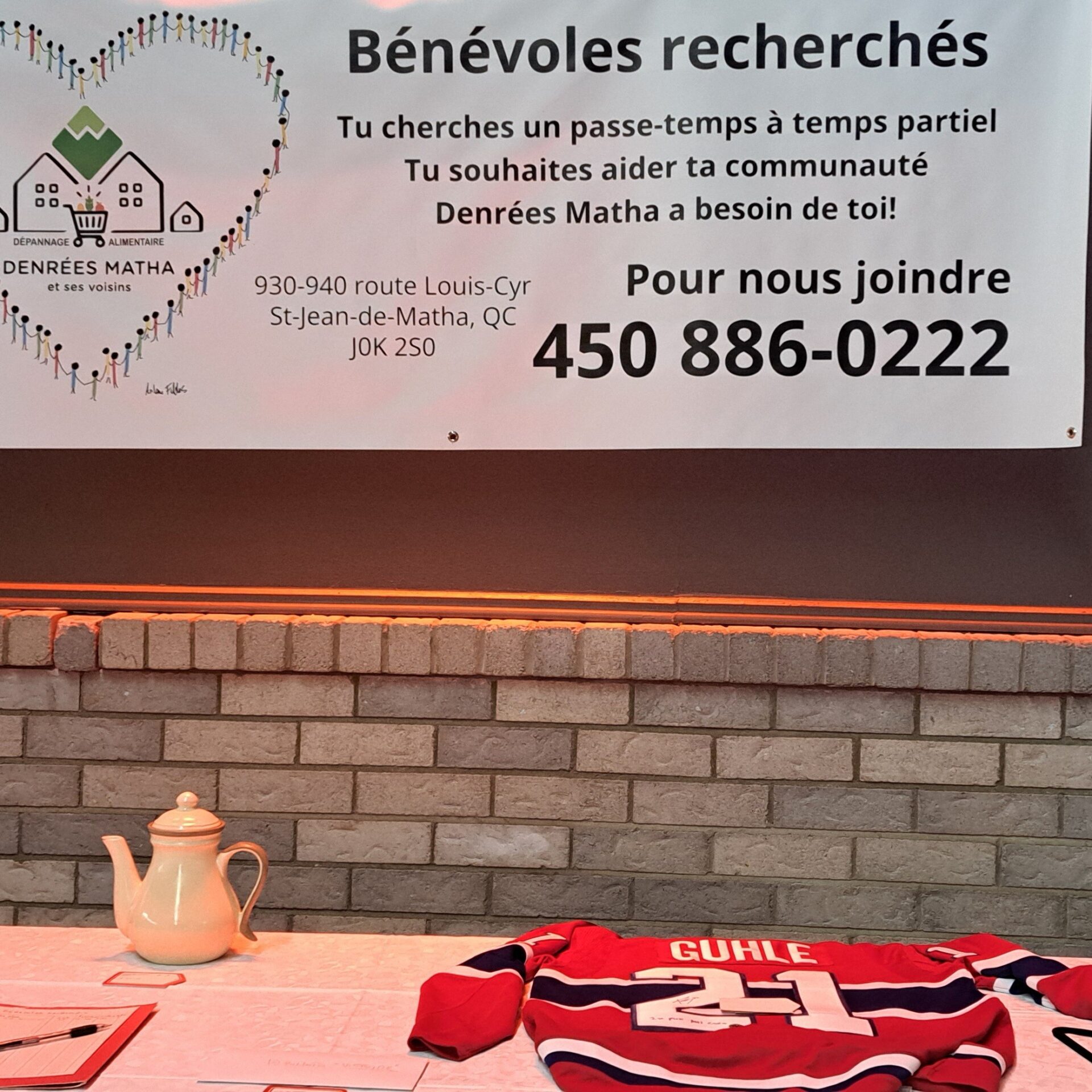 L'encan lors du brunch-bénéfice de l'organisme Denrées Matha. (Photo gracieuseté)