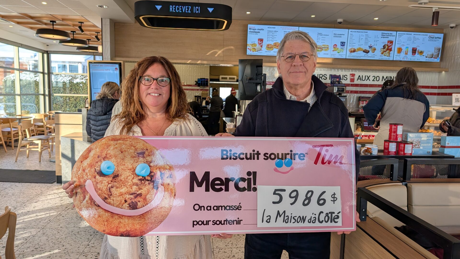 Gaétane Lefebvre et François Robillard ont annoncé l’octroi de 5 986 $ aux Maisons d’à côté grâce à la campagne des biscuits des Fêtes de Tim Hortons. (Photo Médialo – Jason Joly)
