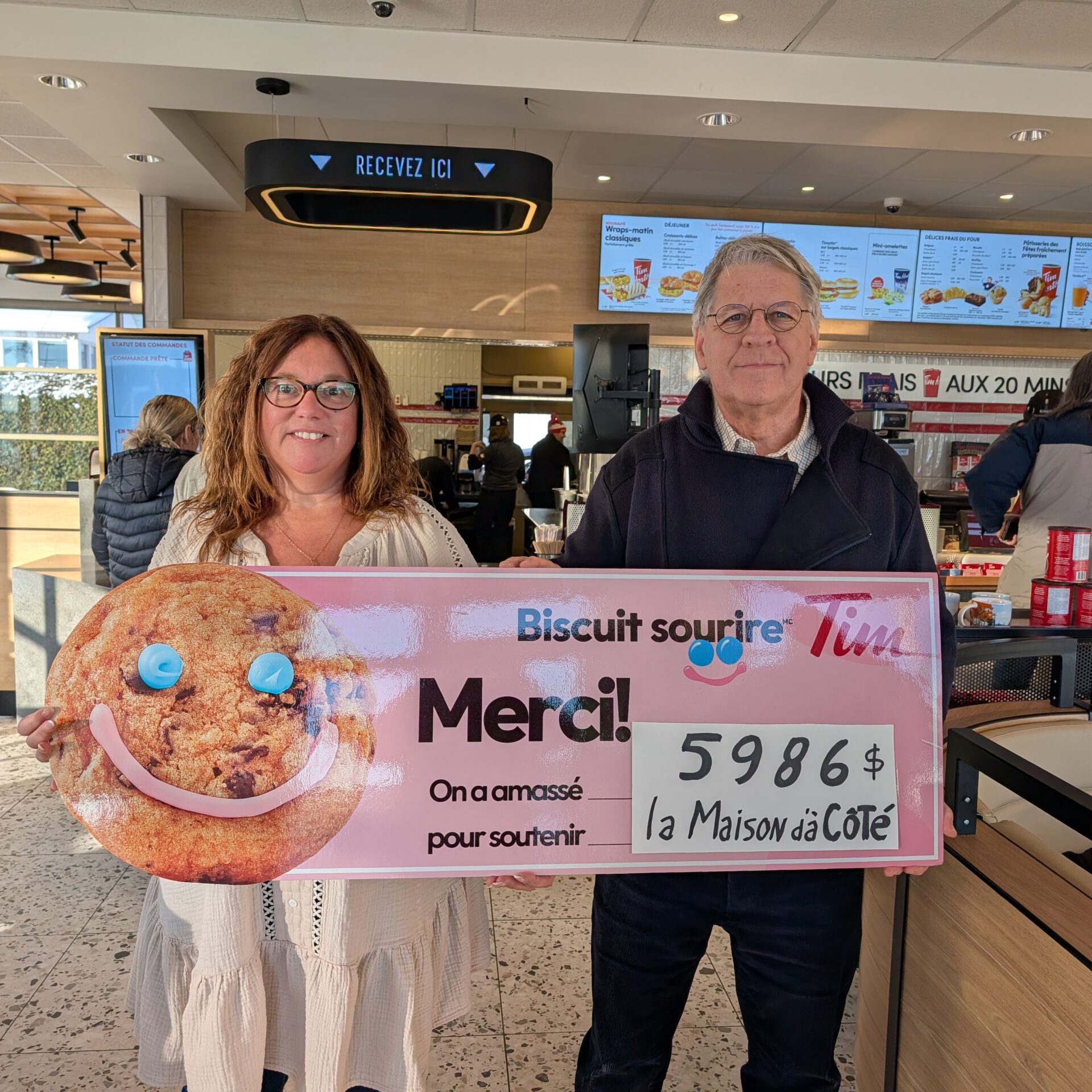 Gaétane Lefebvre et François Robillard ont annoncé l’octroi de 5 986 $ aux Maisons d’à côté grâce à la campagne des biscuits des Fêtes de Tim Hortons. (Photo Médialo – Jason Joly)