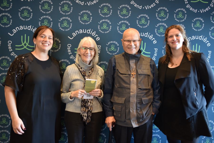 Sara Venne, co-propriétaire d’Héritage Leuthard, Francine Brind’amour, conjointe de M. Leuthard, Antoine Leuthard, maître vinaigrier et cèdant, Annie Beaupré-Battisti, co-propriétaire d’Héritage Leuthard. (Photo gracieuseté)