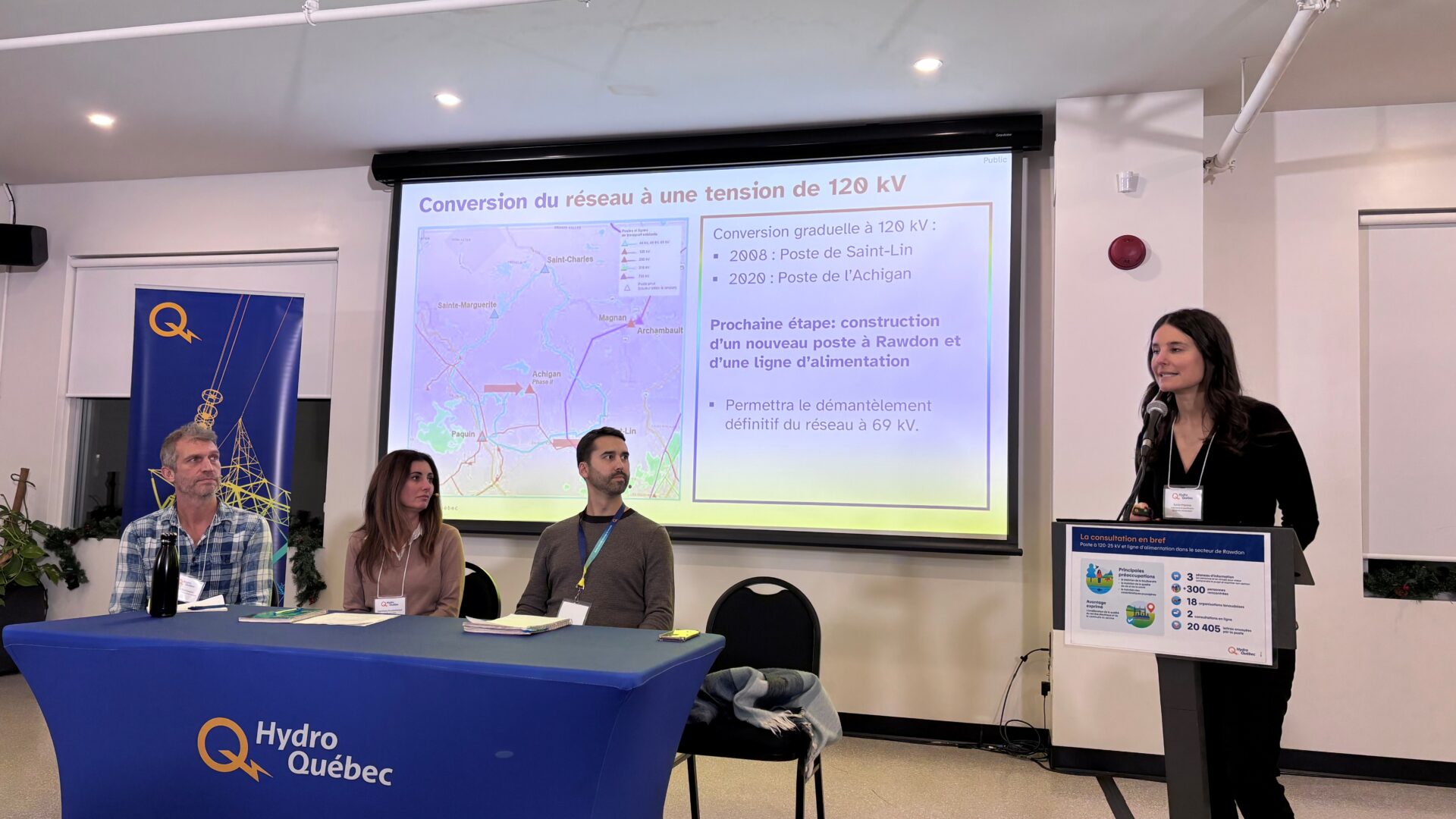 Les représentants d'Hydro-Québec lors de la rencontre publique tenue le 2 décembre à Sainte-Julienne. (Photo Médialo - Élise Brouillette)