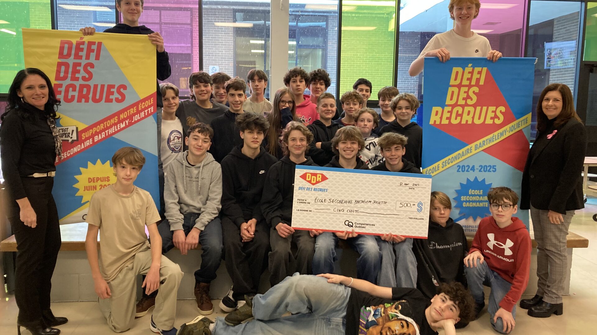 Nancy Lachance, directrice adjointe de l’école secondaire Barthélemy-Joliette et Diane Vallée, directrice du Centre multiservice des Samares, accompagnées d’élèves. 
Photo gracieuseté