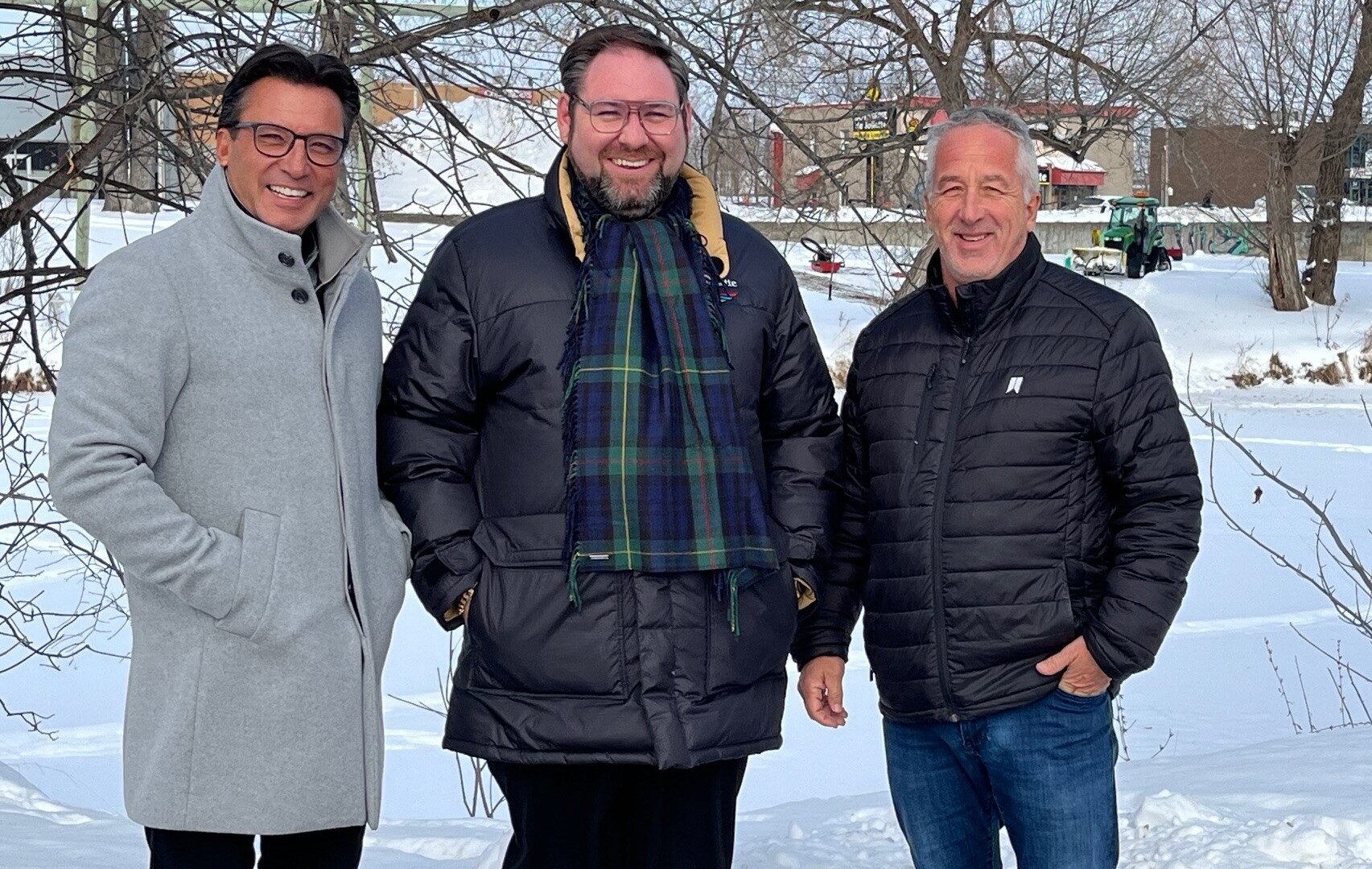 Éric Bruneau, président de Bruneau Électrique, Pierre-Luc Bellerose, maire de Joliette et Serge Harnois, président-directeur général de Harnois Énergies.(Photo gracieuseté) 