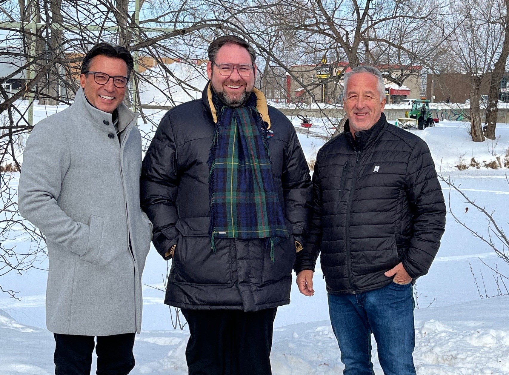 Éric Bruneau, président de Bruneau Électrique, Pierre-Luc Bellerose, maire de Joliette et Serge Harnois, président-directeur général de Harnois Énergies.(Photo gracieuseté) 