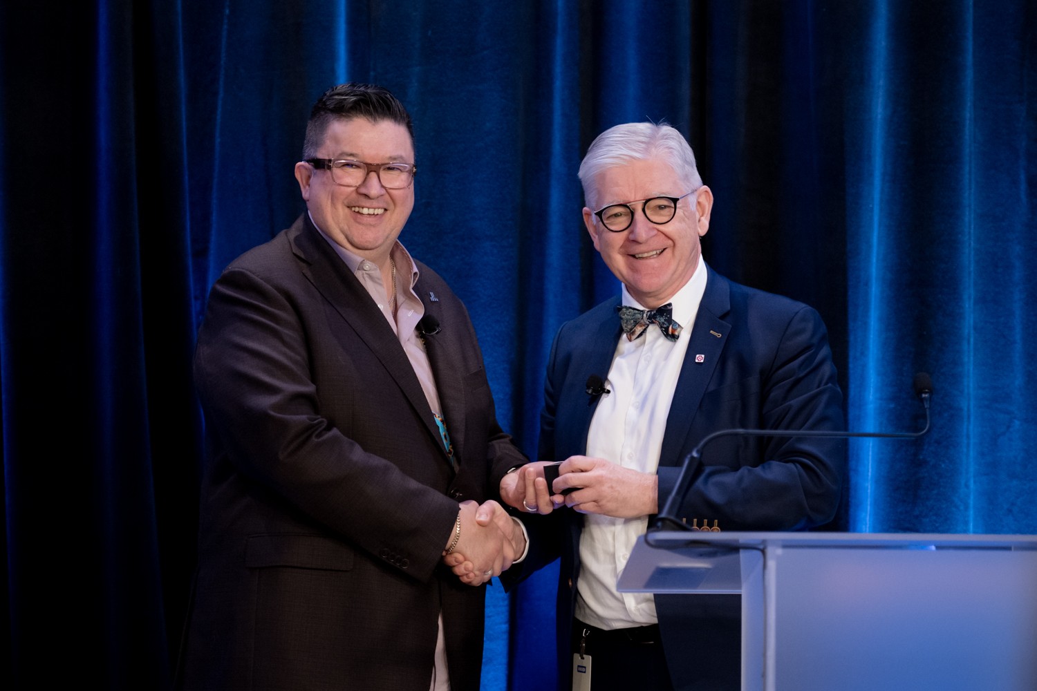 Sandro Echaquan s’est vu remettre l’Insigne du mérite par le président de l’Ordre des infirmières et infirmiers du Québec, Luc Mathieu. (Photo gracieuseté)