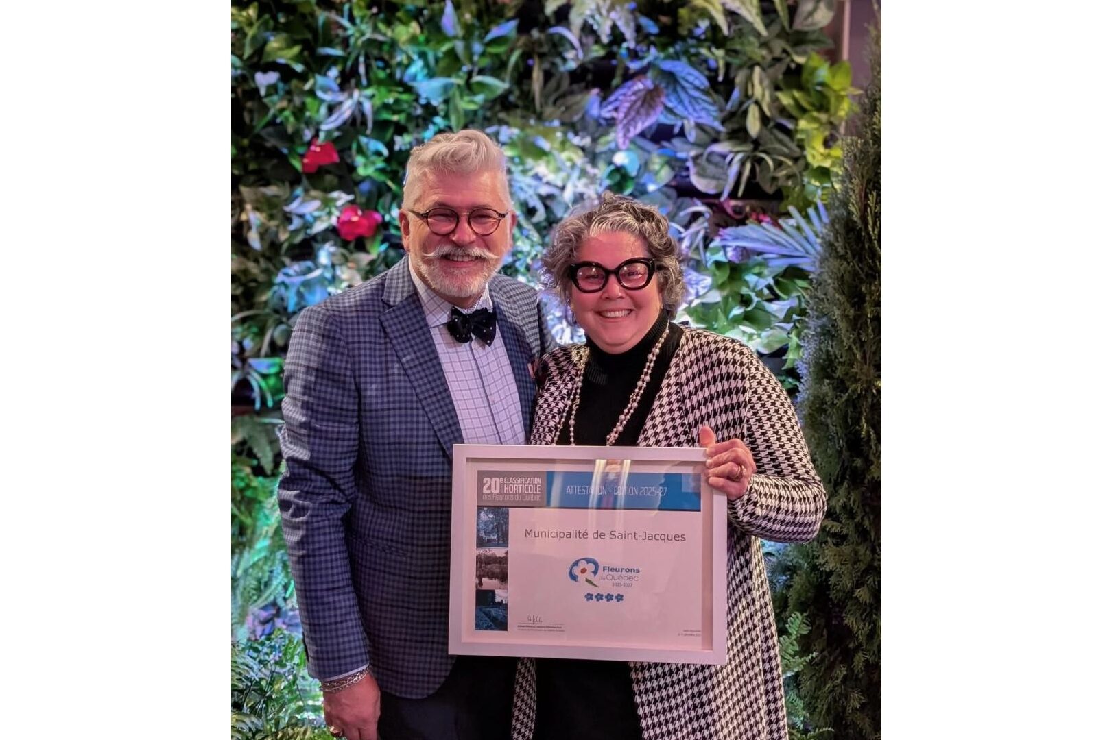 Christian Dufresne, classificateur pour les Fleurons du Québec et Josyanne Forest, mairesse de Saint-Jacques. 
Photo gracieuseté
