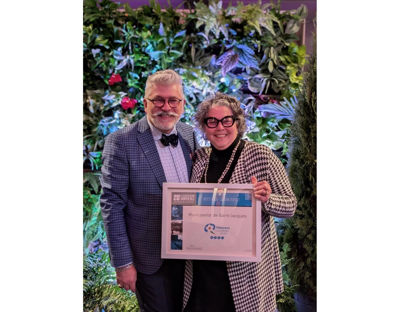 Christian Dufresne, classificateur pour les Fleurons du Québec et Josyanne Forest, mairesse de Saint-Jacques. 
Photo gracieuseté