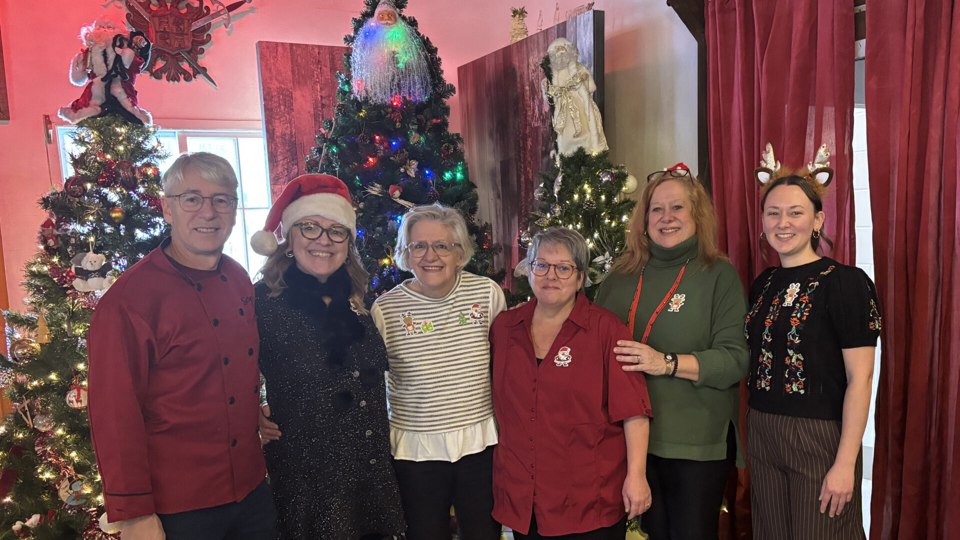 Serge Rivest du Bistro du Domaine, Lyne Sauriol du CAB Montcalm, Lise Beaudoin et Nathalie Brunet des Petits Frères, Johanne Barnabé du Bistro du Domaine, et Sophie Turenne du CAB Montcalm. 
Photo gracieuseté