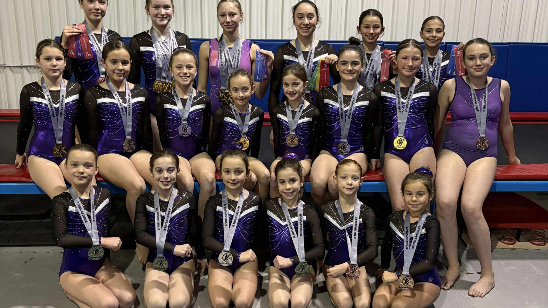 Première rangée: Leyivah Periard, Olivia St-Georges, Novaly Pilon, Émilie Leduc, Agathe Labelle et Sarah Bouchard. Deuxième rangée: Azély Larochelle, Anaïs Therrien, Florence Houle, Ariel Landry, Mélyann Lemieux, Livia Bourassa, Rosa-Belle Labrèche-Parent et Frédérike Gagnon. Troisième rangée: Myriam Leblanc, Yanilie Asselin, Kelly-Anne Gélinas, Juliette Armstrong, Florence Roberge et Charlie Corbeil.
Photo gracieuseté