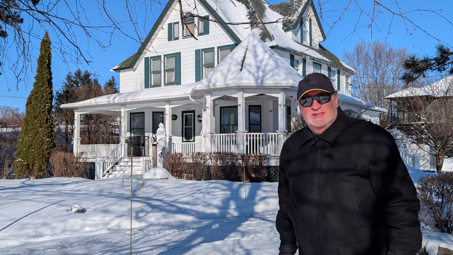 Jean Chevrette devant sa maison, située sur le boulevard Base-de-Roc. (Photo Médialo – Jason Joly)