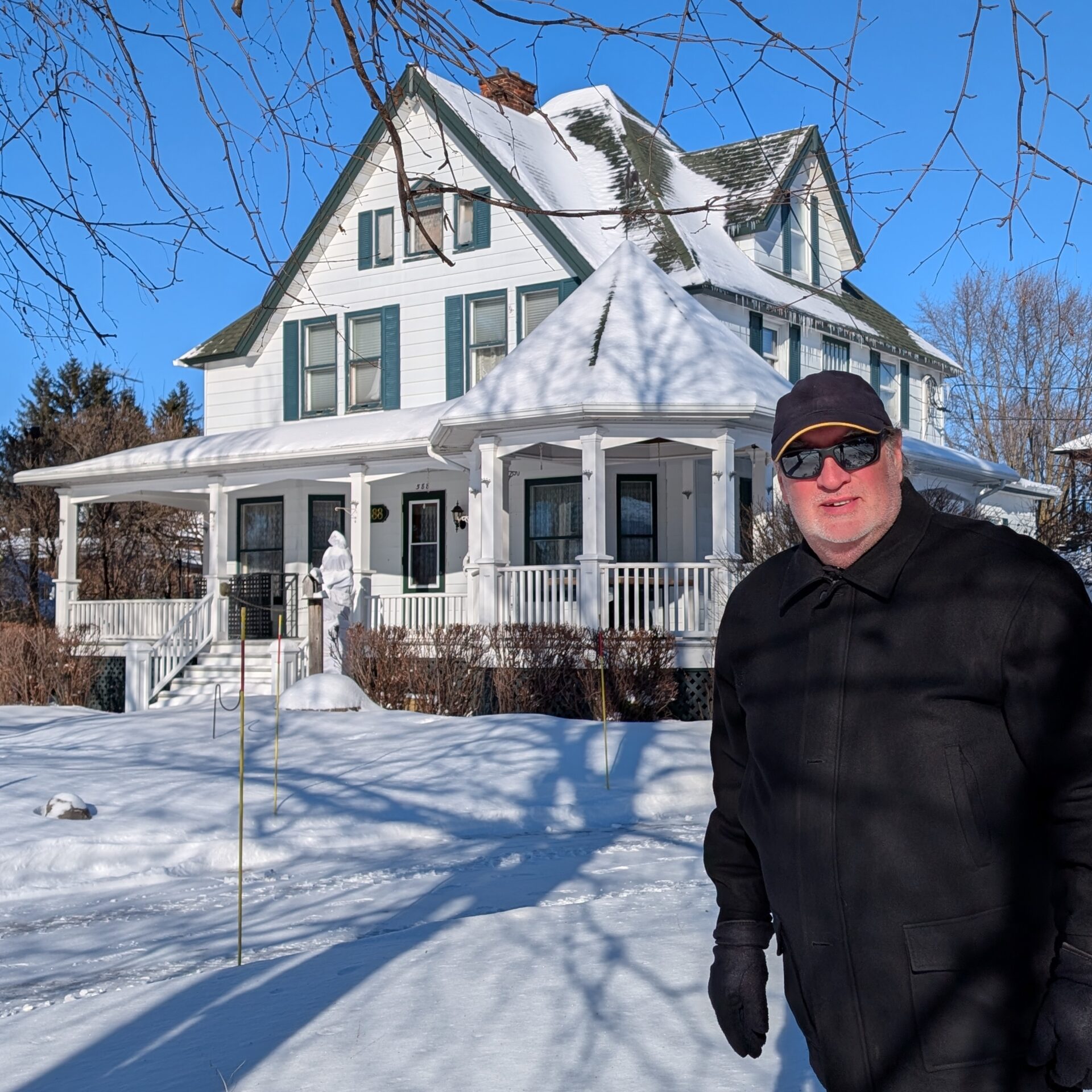 Jean Chevrette devant sa maison, située sur le boulevard Base-de-Roc. (Photo Médialo – Jason Joly)
