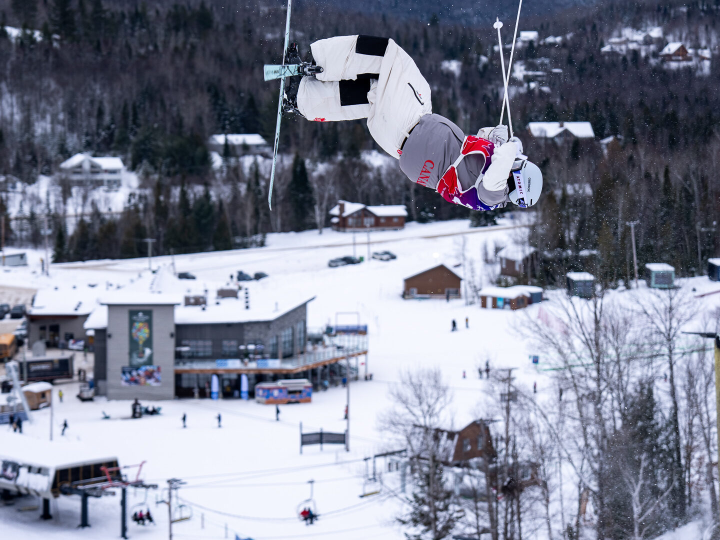 Les séances d'entraînement du 8 janvier lors de la Coupe du monde de bosses à Val Saint-Côme. (Photo gracieuseté - Jérémie Perreault Freestyle Canada)