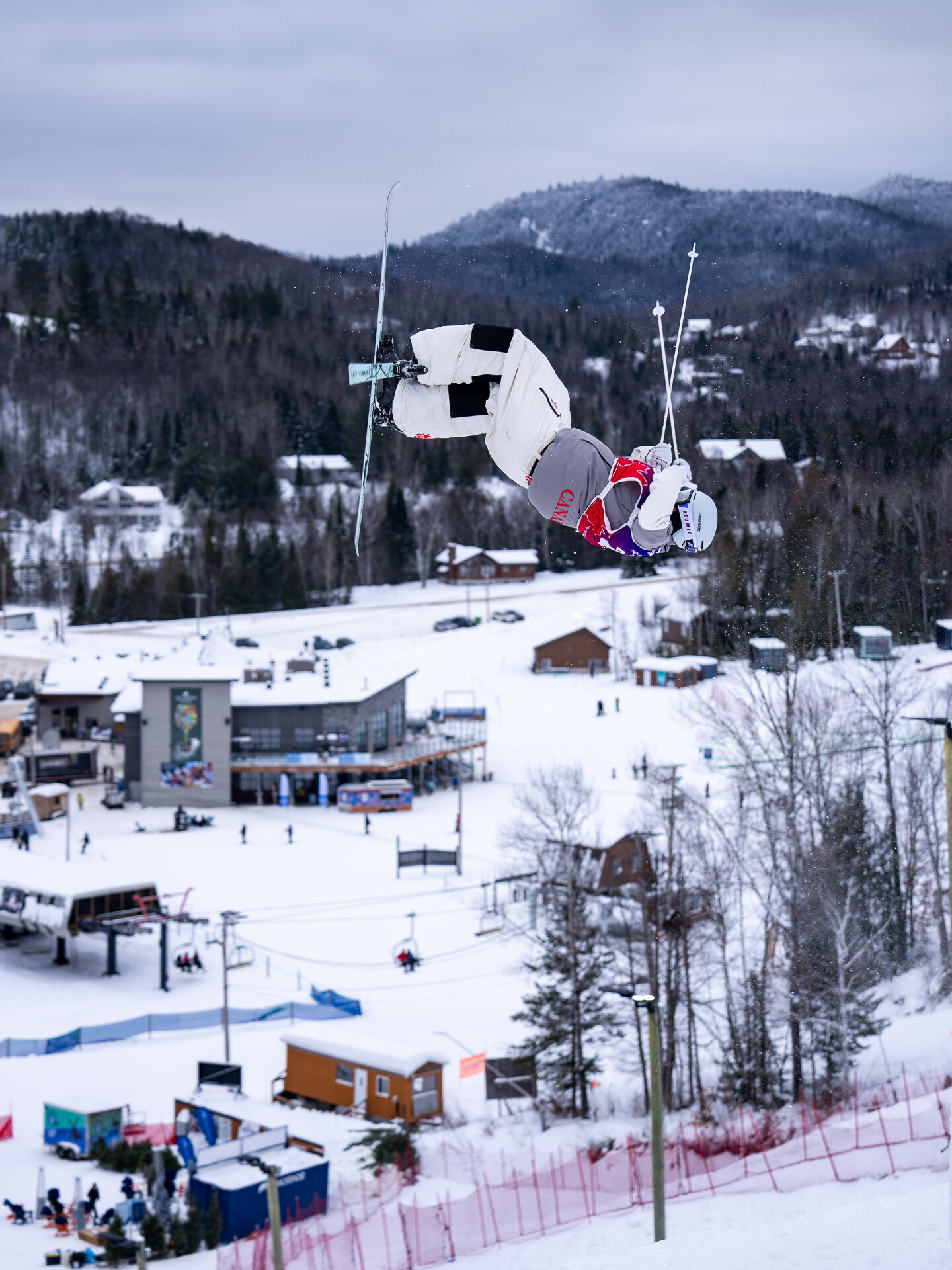 Les séances d'entraînement du 8 janvier lors de la Coupe du monde de bosses à Val Saint-Côme. (Photo gracieuseté - Jérémie Perreault Freestyle Canada)