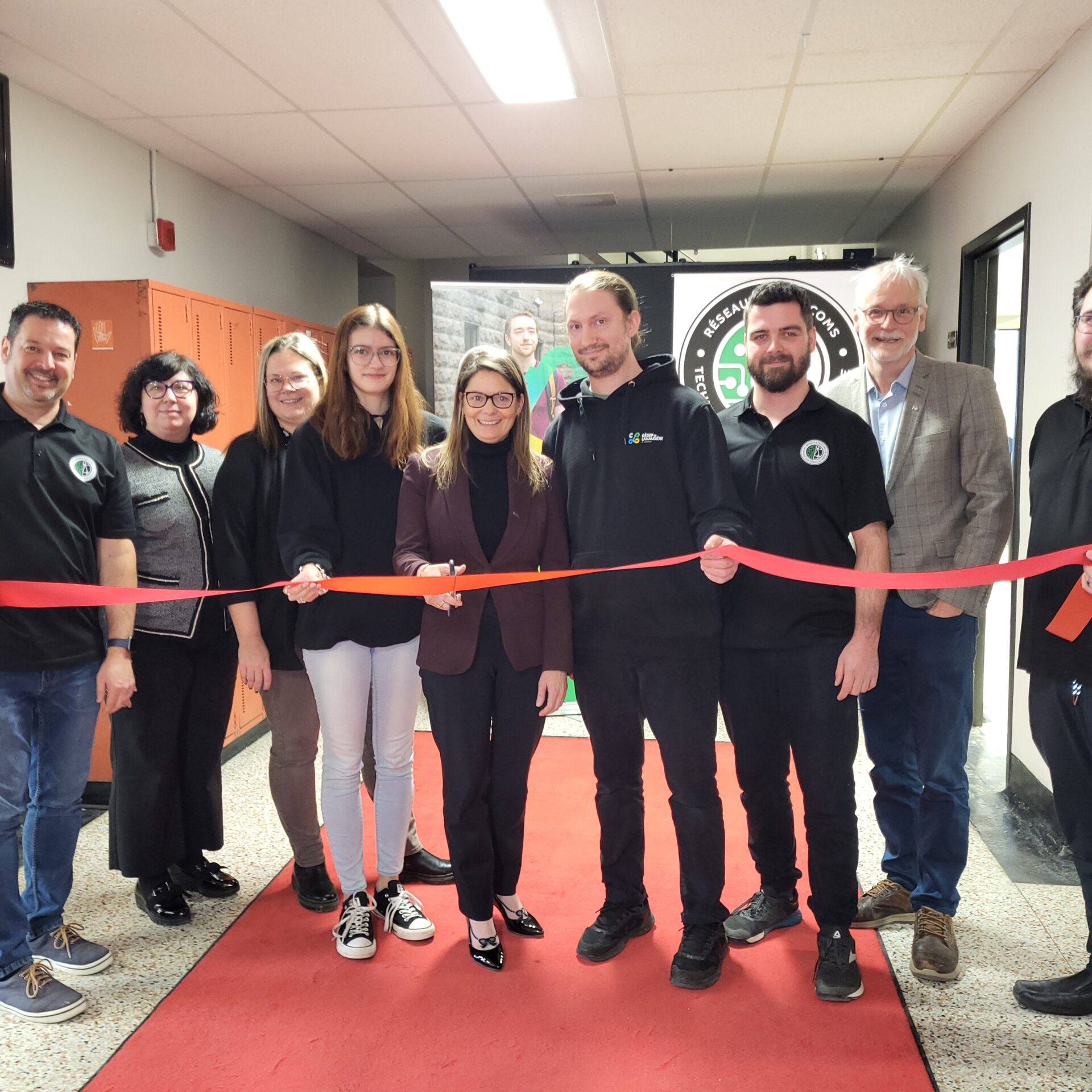 Nicolas Gagnon, technicien en travaux pratiques, Geneviève Perreault, directrice générale du Cégep de Lanaudière, Mélanie Mainville, directrice adjointe au Service des programmes et du développement pédagogique, Carolanne Aspirot, étudiante, Sonia Ducharme-Beausoleil, Brian Merrifield, étudiant, Tommy Bergeron, coordonnateur et enseignant au programme TGÉ, Michel Vincent, directeur du bureau de François St-Louis, député de Joliette, et Simon Hubert, enseignant au programme TGÉ.  
Photo Médialo - Mélissa Blouin 
