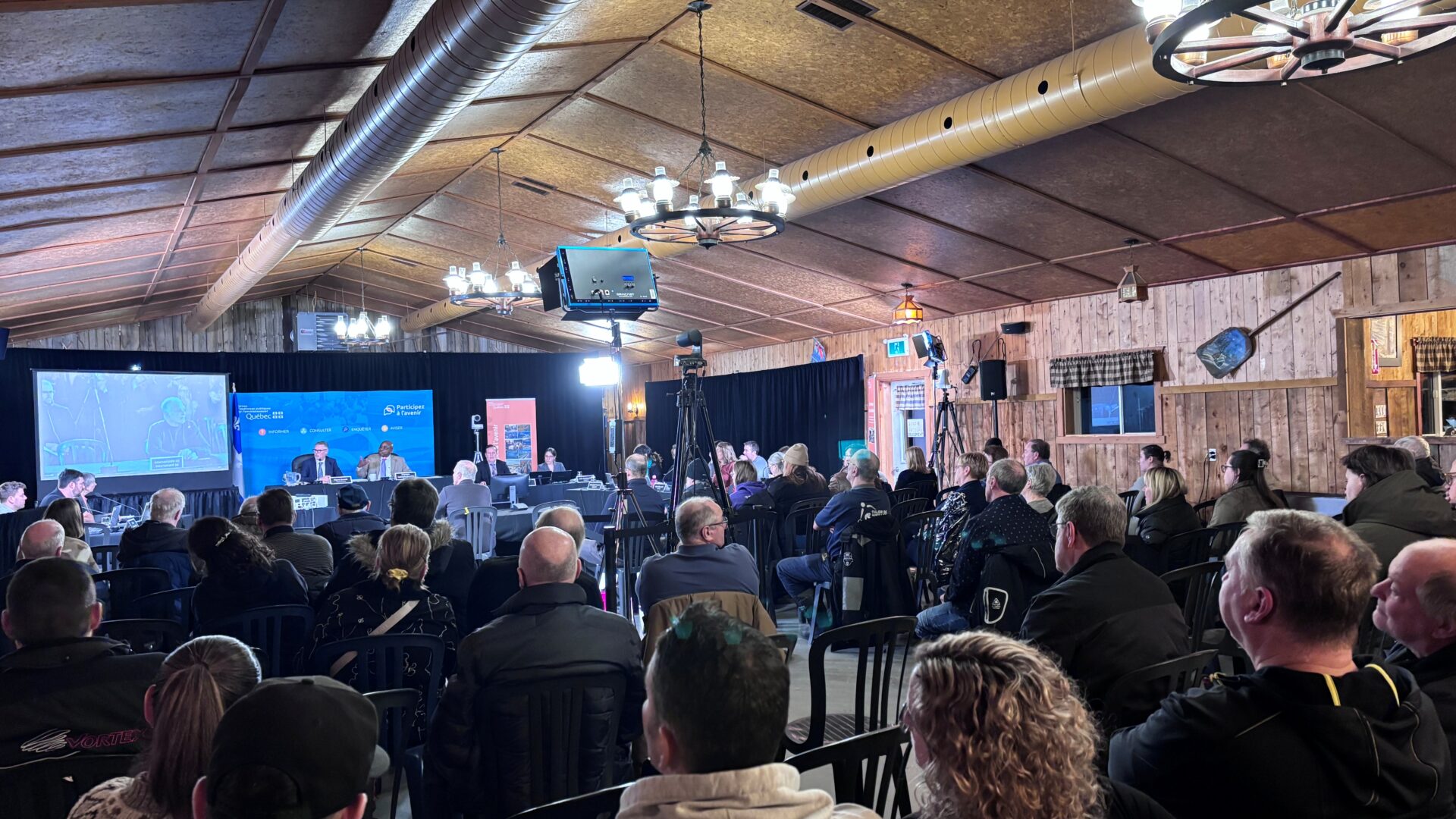 La première partie de l’audience publique s’est déroulée à la cabane à sucre Au sentier de l’érable à Sainte-Julienne. (Photo Médialo – Élise Brouillette)