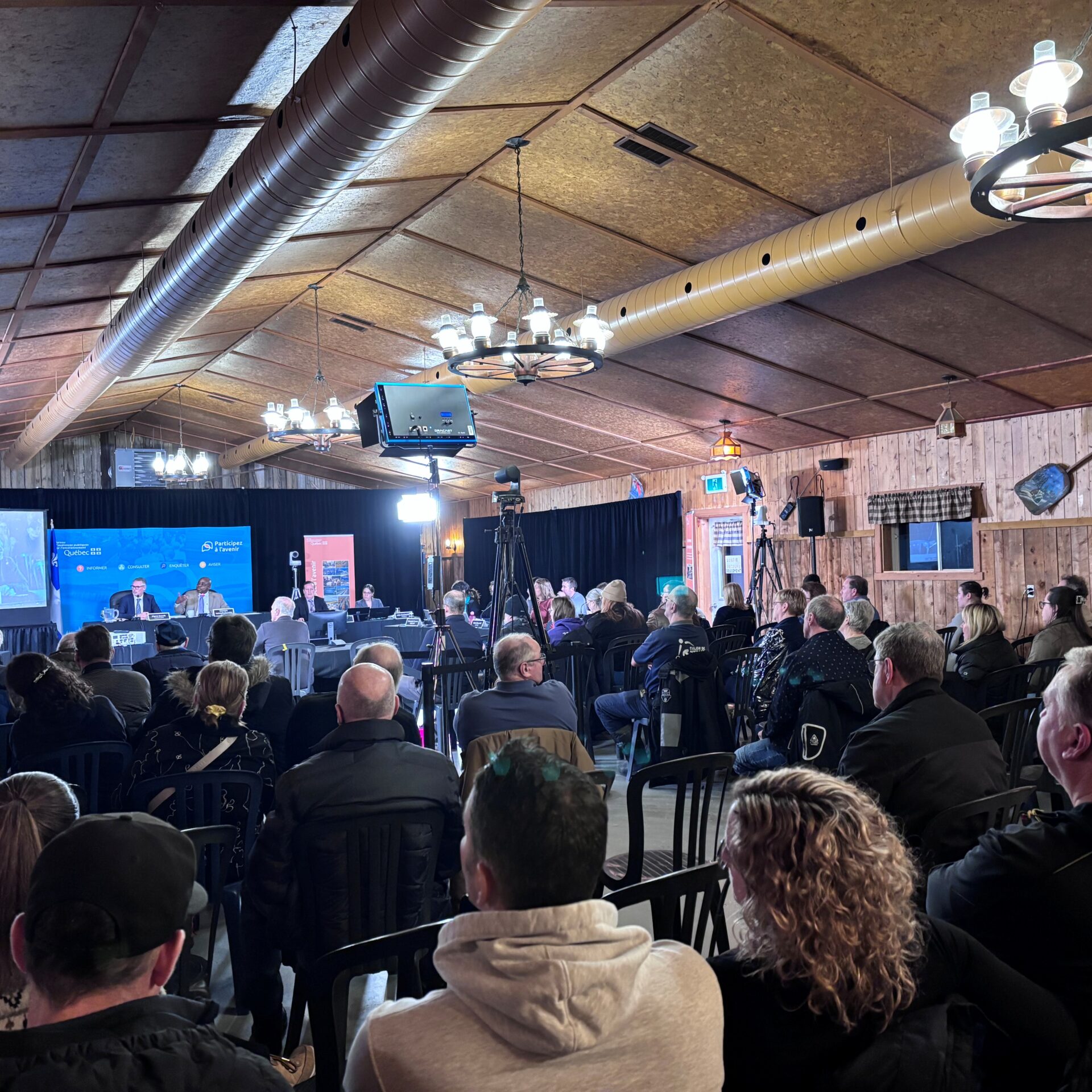 La première partie de l’audience publique s’est déroulée à la cabane à sucre Au sentier de l’érable à Sainte-Julienne. (Photo Médialo – Élise Brouillette)
