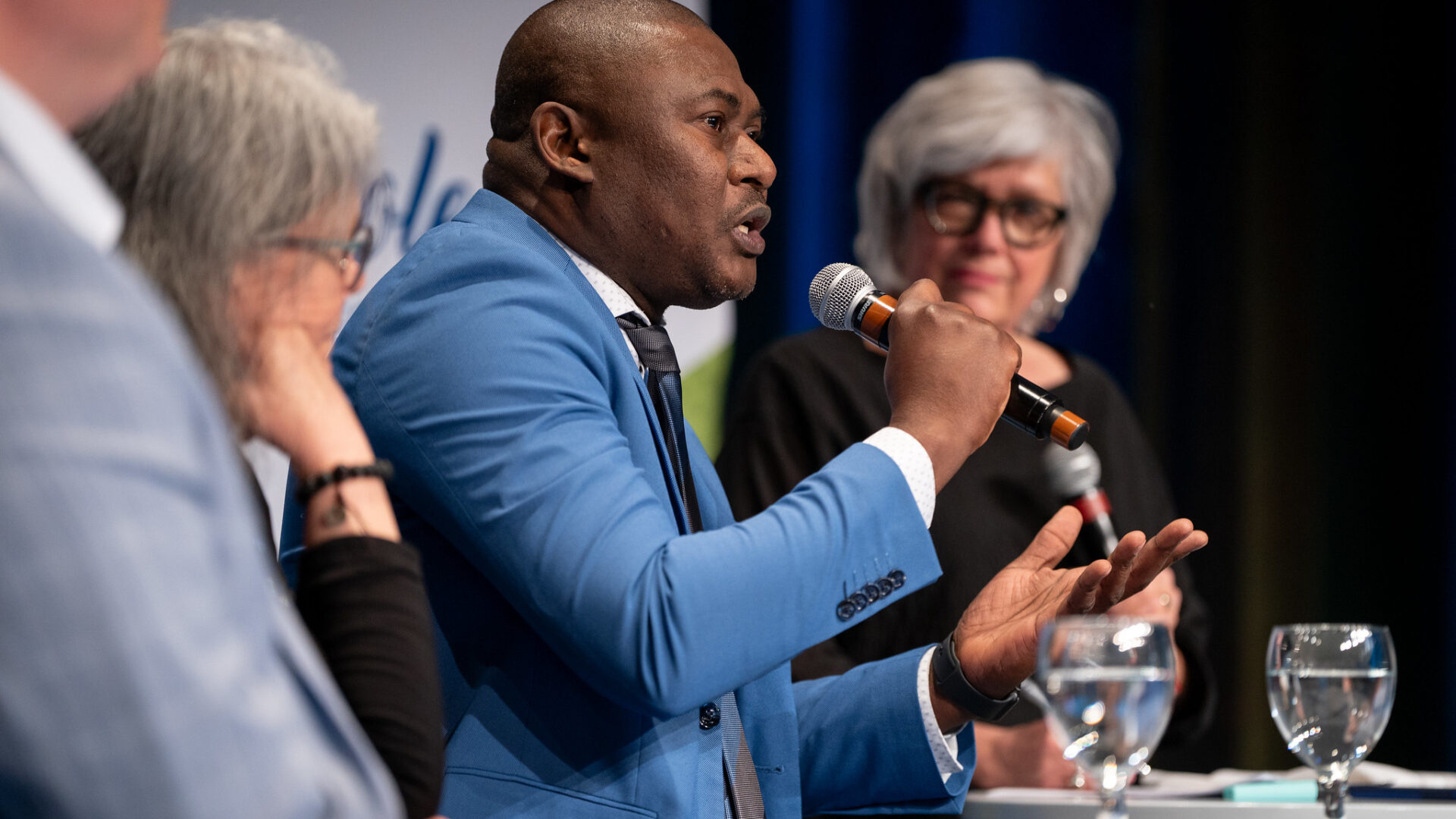 Doudou Sow en tant que panéliste au sujet du développement local lors d’un congrès de la Fédération québécoise des municipalités. (Photo gracieuseté - FQM)
