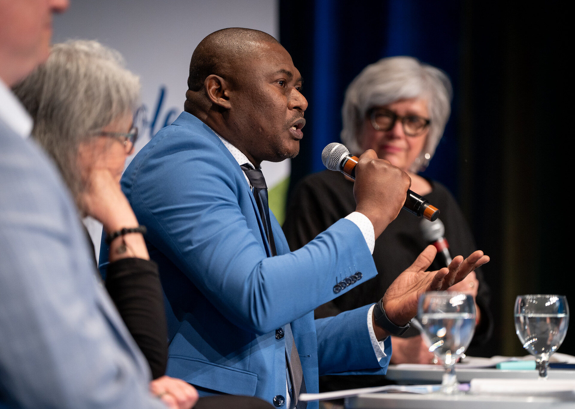 Doudou Sow en tant que panéliste au sujet du développement local lors d’un congrès de la Fédération québécoise des municipalités. (Photo gracieuseté - FQM)