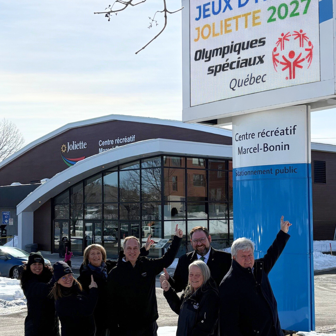 Annie Loyer, directrice adjointe des loisirs pour la Ville de Joliette; Sonia Hénault, directrice des loisirs pour la Ville de Joliette; Danielle Landreville, conseillère du district 7; Patrick Lasalle, conseiller du district 6; Pierre-Luc Bellerose; Sylvie Ducharme, coordonnatrice de la section locale Olympiques spéciaux du Québec à Joliette et Luc Beauséjour, conseiller du district 1.   (Photo gracieuseté) 