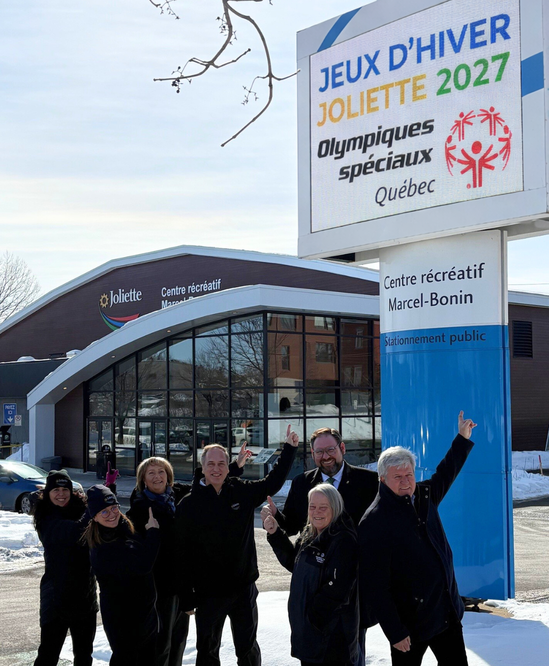 Annie Loyer, directrice adjointe des loisirs pour la Ville de Joliette; Sonia Hénault, directrice des loisirs pour la Ville de Joliette; Danielle Landreville, conseillère du district 7; Patrick Lasalle, conseiller du district 6; Pierre-Luc Bellerose; Sylvie Ducharme, coordonnatrice de la section locale Olympiques spéciaux du Québec à Joliette et Luc Beauséjour, conseiller du district 1.   (Photo gracieuseté) 