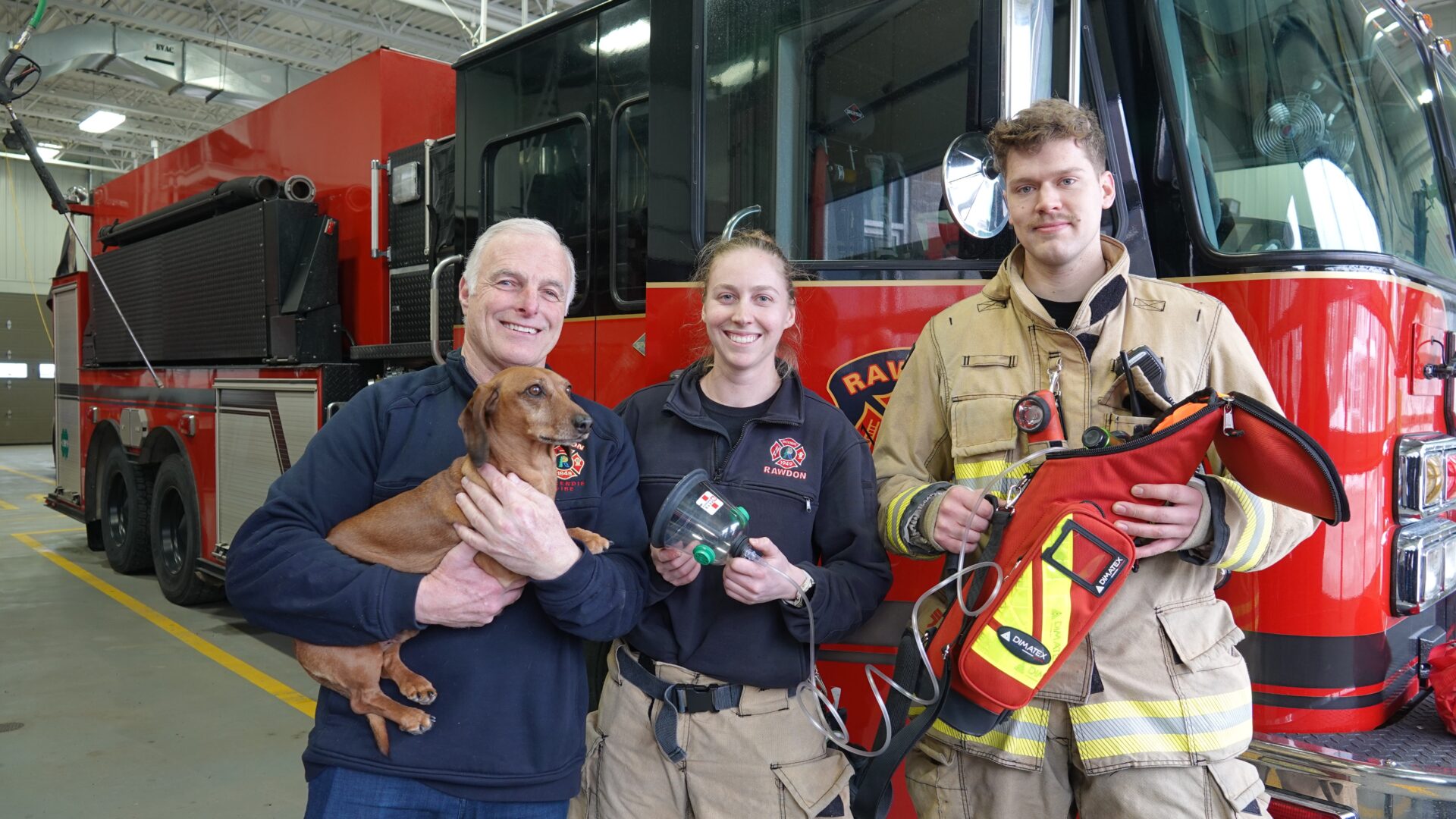 Raymond Rougeau, maire de Rawdon, accompagné de membres de l'équipe du Service de sécurité incendie de Rawdon et de 