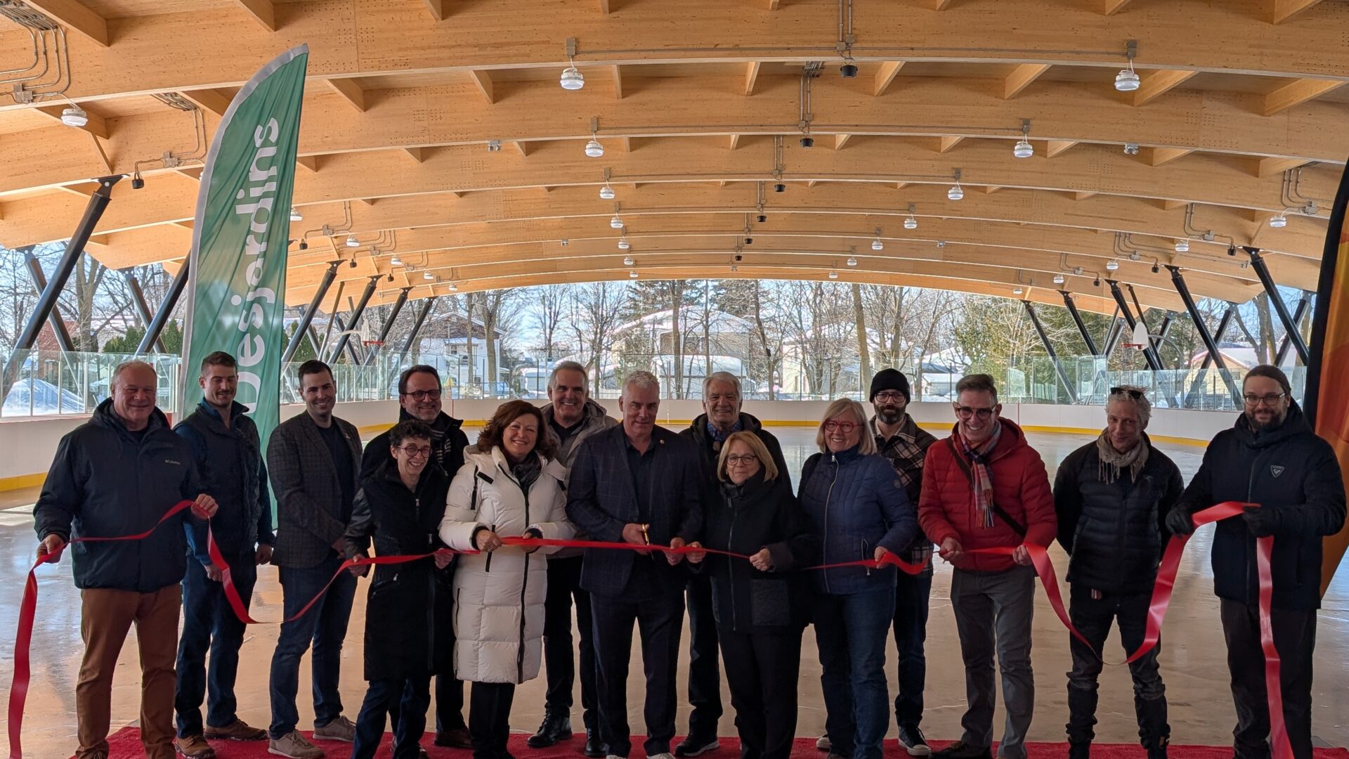 Élus et partenaires étaient présents pour l’inauguration de la patinoire couverte réfrigérée de Notre-Dame-des-Prairies.  (Photo Médialo – Jason Joly)