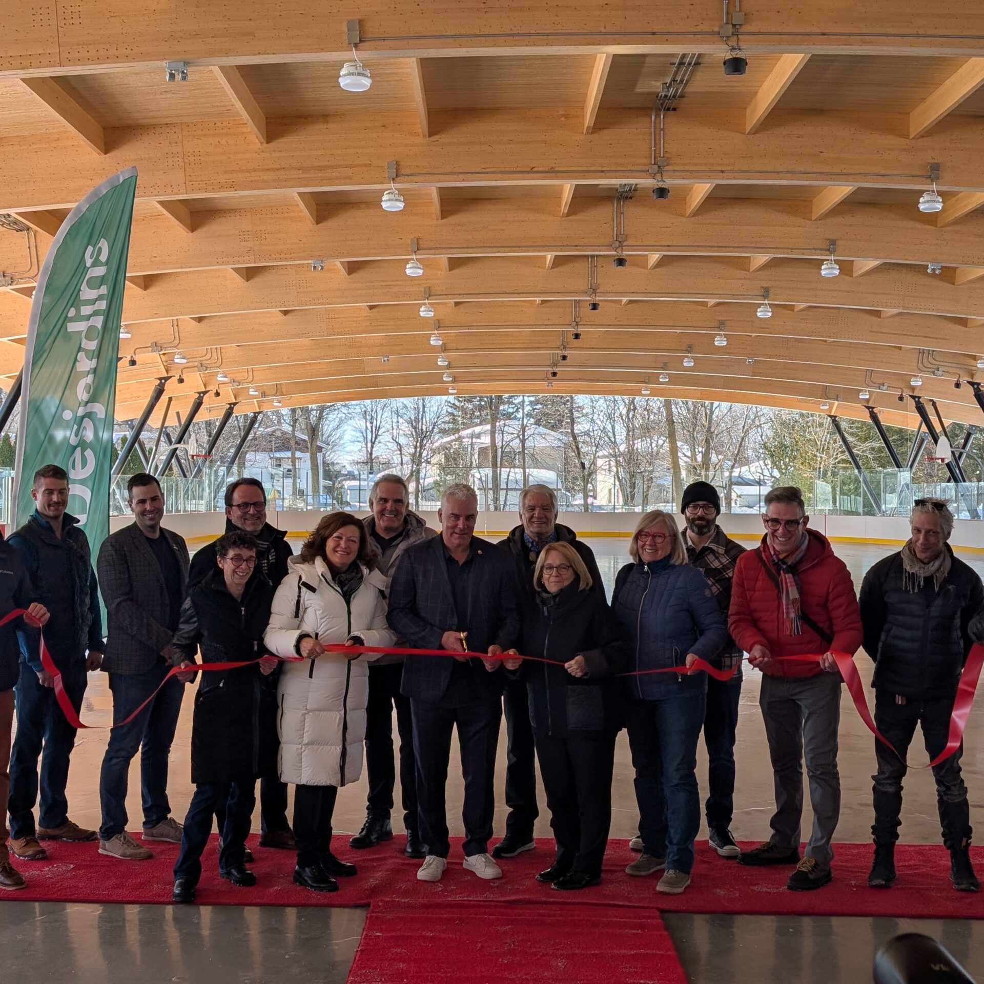 Élus et partenaires étaient présents pour l’inauguration de la patinoire couverte réfrigérée de Notre-Dame-des-Prairies.  (Photo Médialo – Jason Joly)