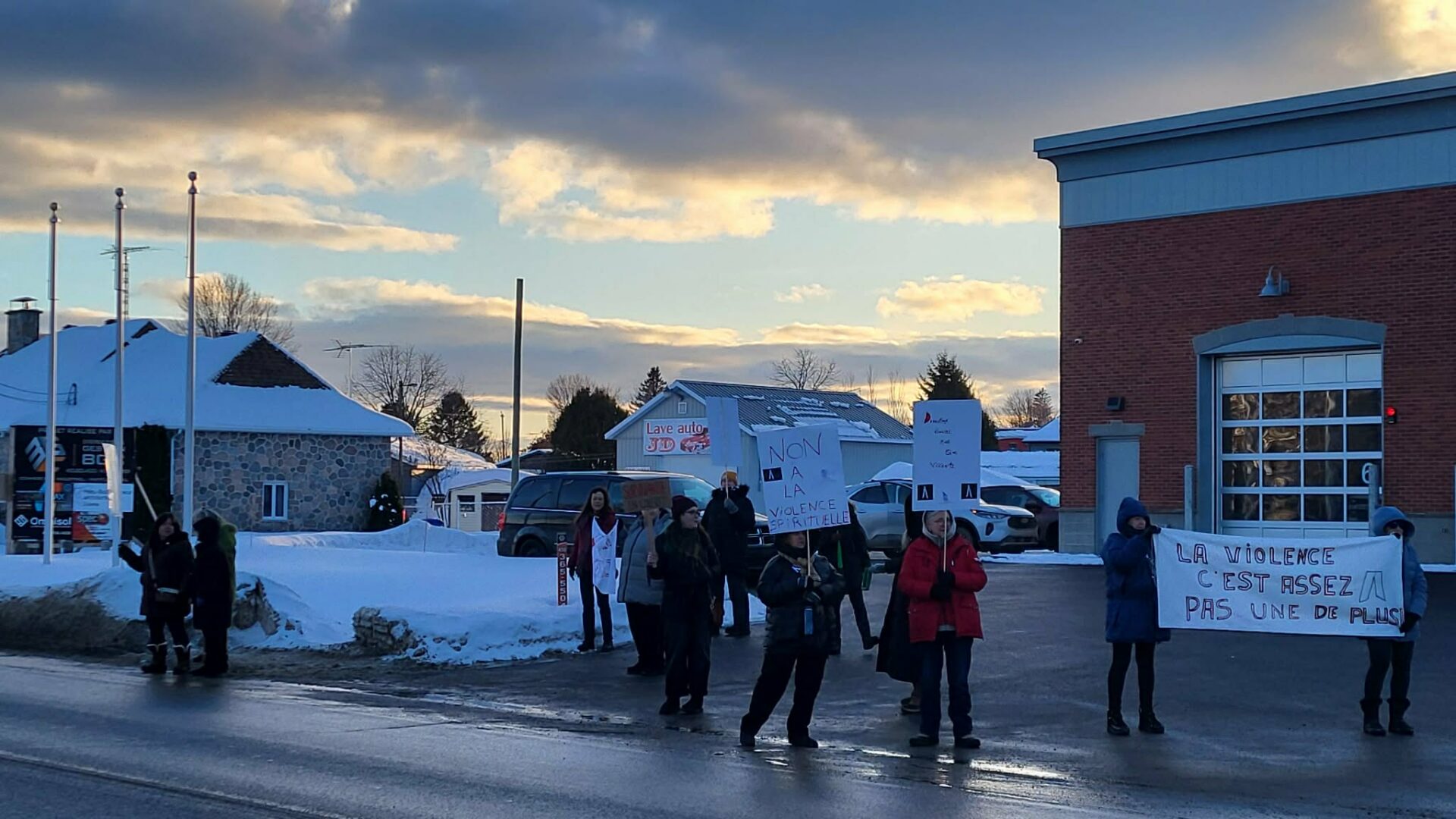 L'action du 4 février devant la caserne de Saint-Jean-de-Matha. (Photo gracieuseté)