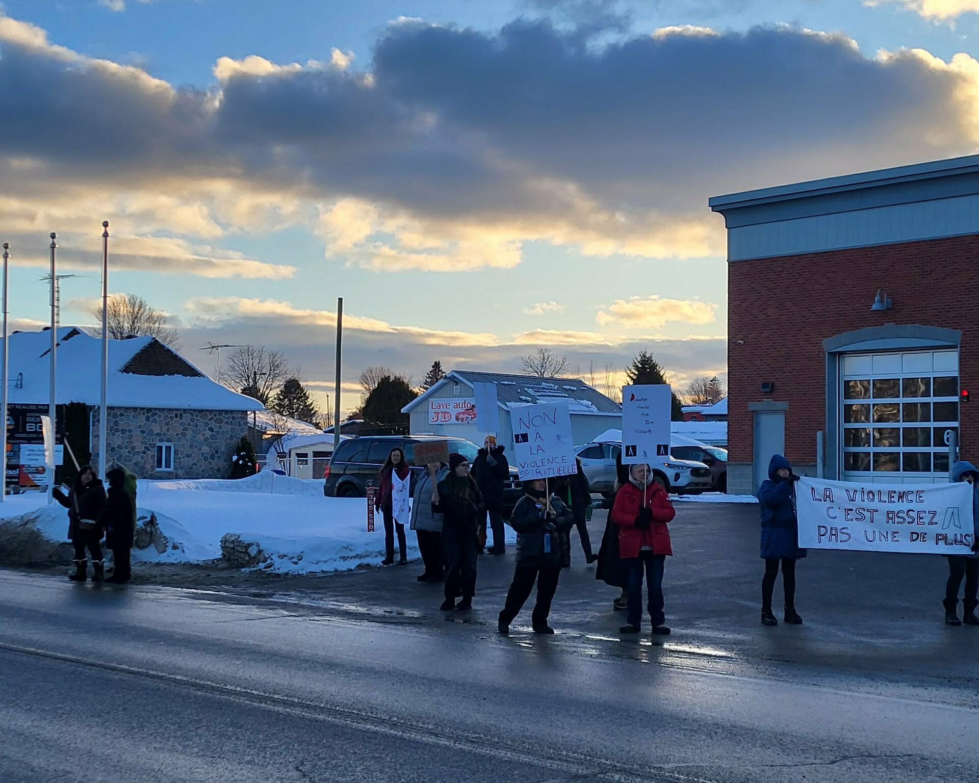 L'action du 4 février devant la caserne de Saint-Jean-de-Matha. (Photo gracieuseté)