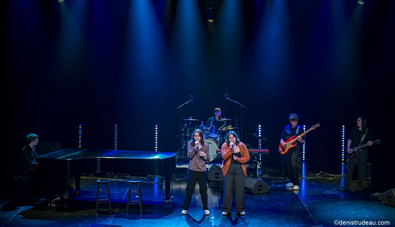 Julien Forgues, Alexis Brisson, Zack Doucet et Colin Cassidy, musiciens, accompagnent Maélie Joncas, Maëlie Berthelet. Photo gracieuseté- Denis Trudeau