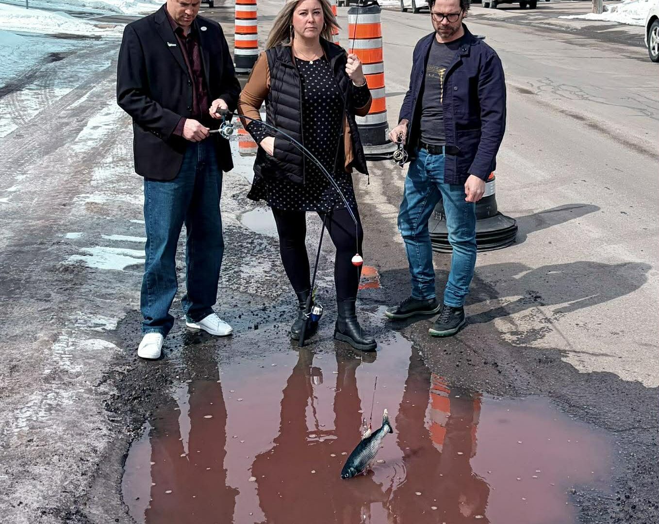 Même s’ils simulent une partie de pêche, Charles-André Pagé, Émilie Boisvert et Simon Beaudry insistent sur le fait que ce n’est pas un poisson d’avril. (Photo gracieuseté)