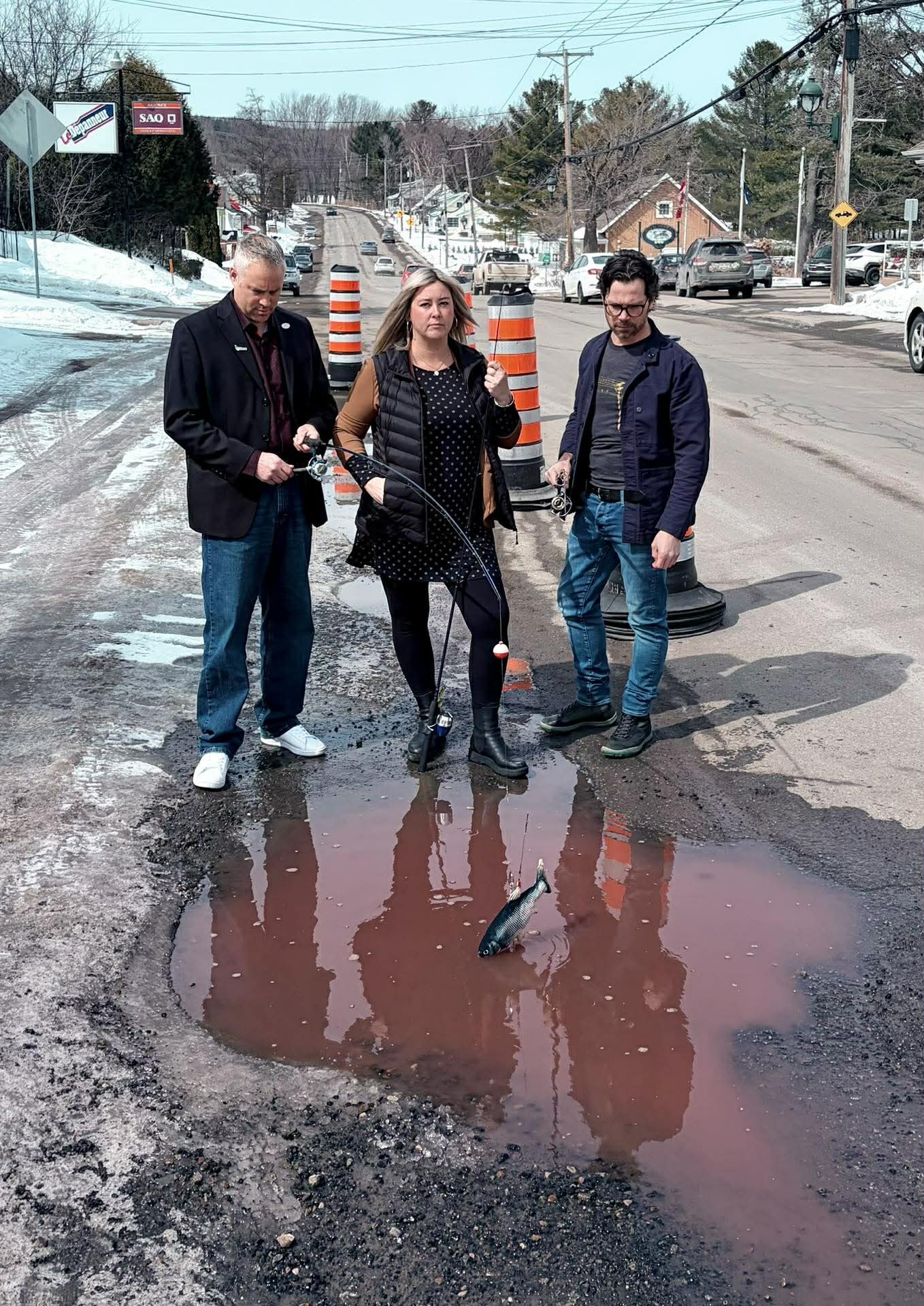 Même s’ils simulent une partie de pêche, Charles-André Pagé, Émilie Boisvert et Simon Beaudry insistent sur le fait que ce n’est pas un poisson d’avril. (Photo gracieuseté)