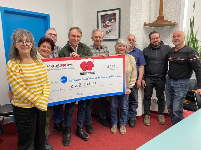 Les présidents des conférences du Grand Joliette entourent le président de la Société Saint-Vincent de Paul, André Nadeau, lors du dévoilement des résultats de la guignolée. (Photo gracieuseté)