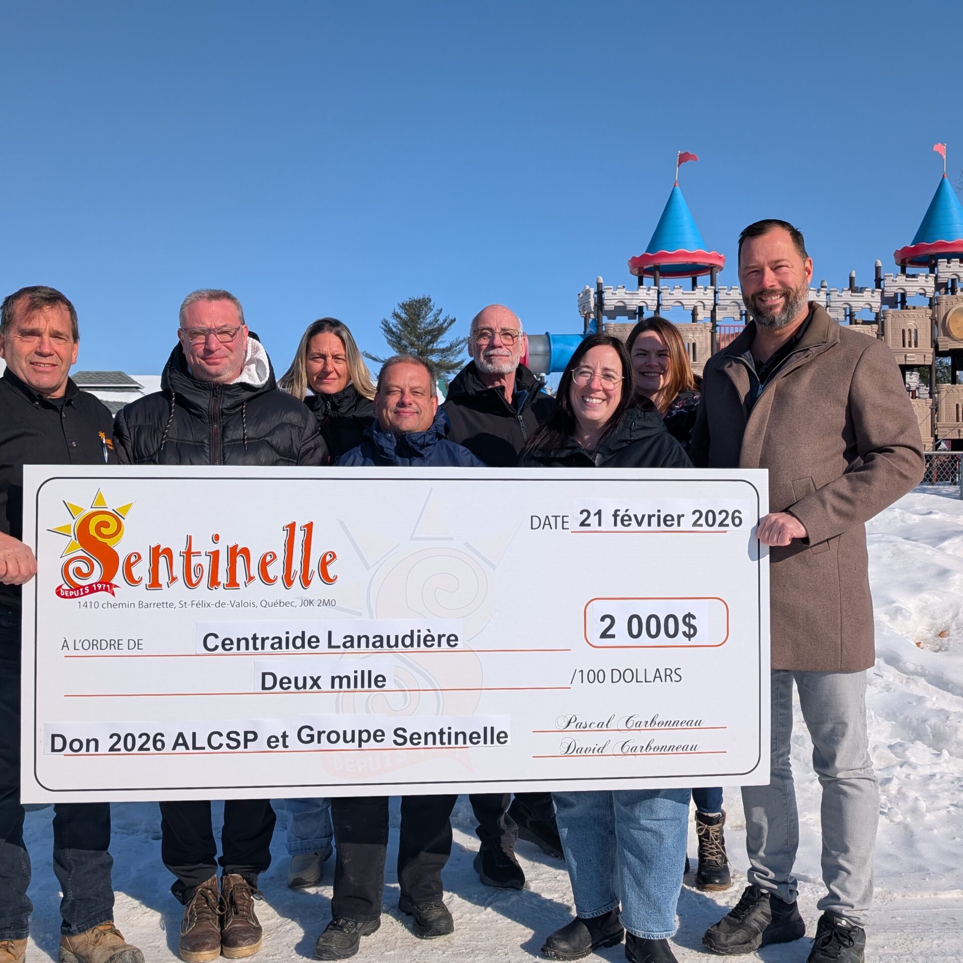 Stephan Guindon, Patrick Sevigny, Julie Thériault, Marc Desrosiers, Yves Coutu, Mélissa McGraw et Nancy Brunet, membres présents du Comité de loisirs et Pascal Carbonneau, co-propriétaire du Groupe Sentinelle. (Photo gracieuseté - David Turcotte)