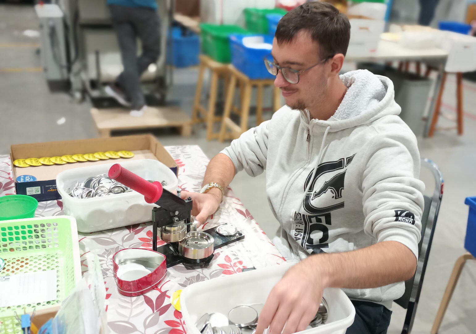 Les membres de l’Entraide pour la déficience intellectuelle du Joliette Métropolitain ont réalisé 500 macarons personnalisés. (Photo gracieuseté) 