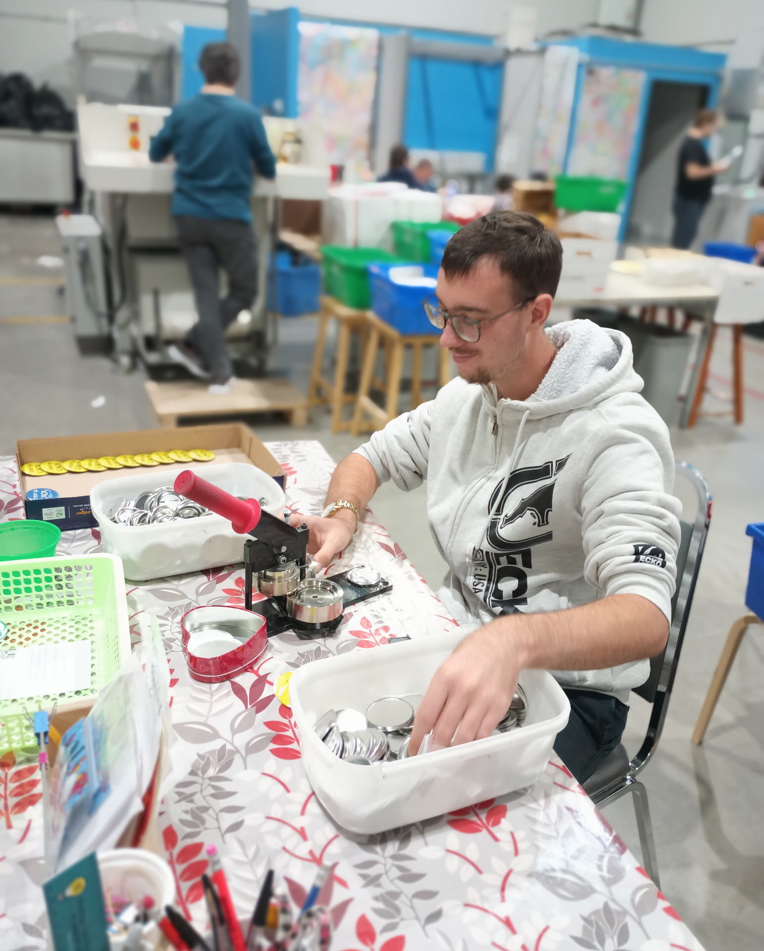 Les membres de l’Entraide pour la déficience intellectuelle du Joliette Métropolitain ont réalisé 500 macarons personnalisés. (Photo gracieuseté) 