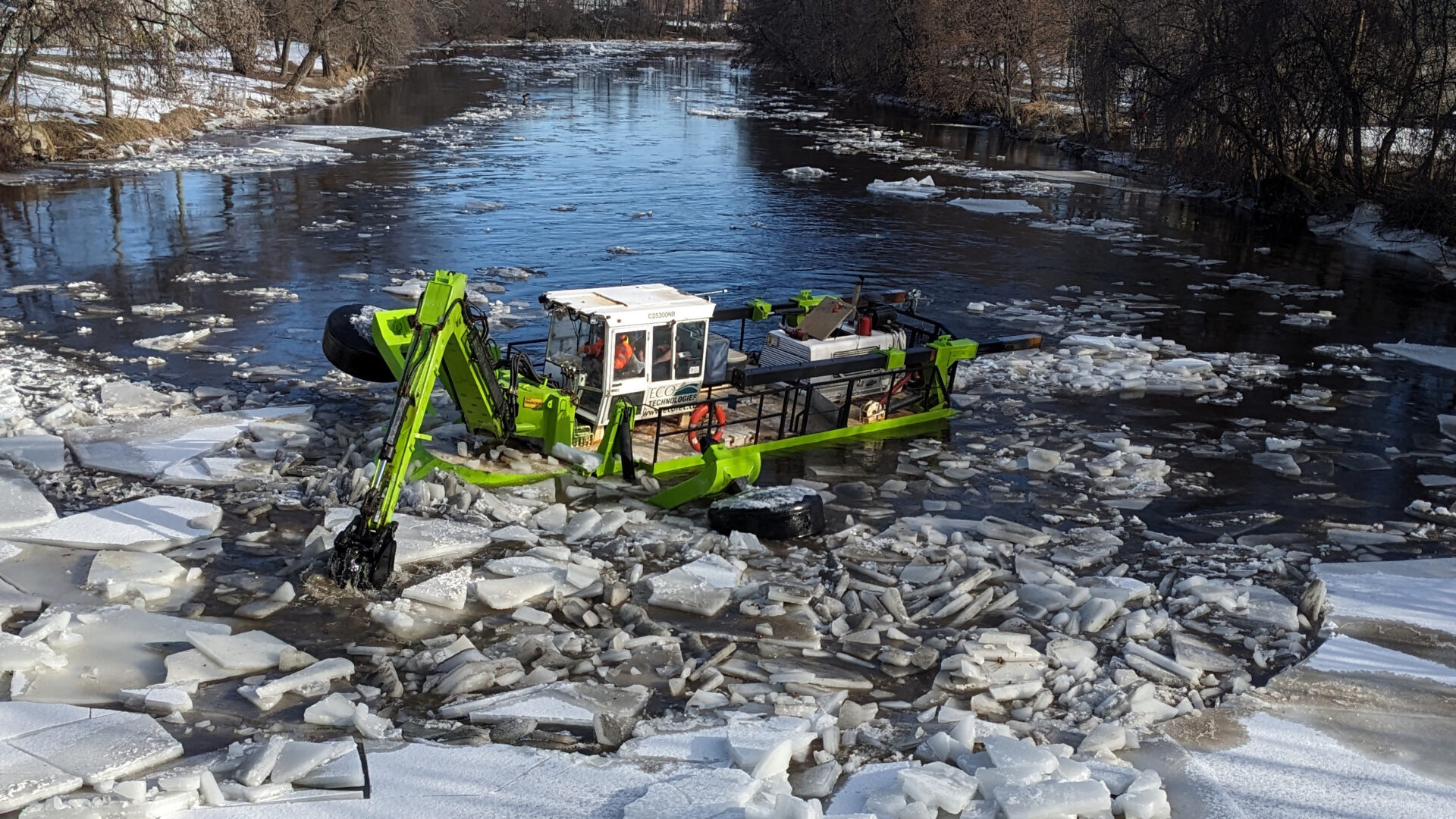 La rétrocaveuse amphibie. (Photo gracieuseté) 