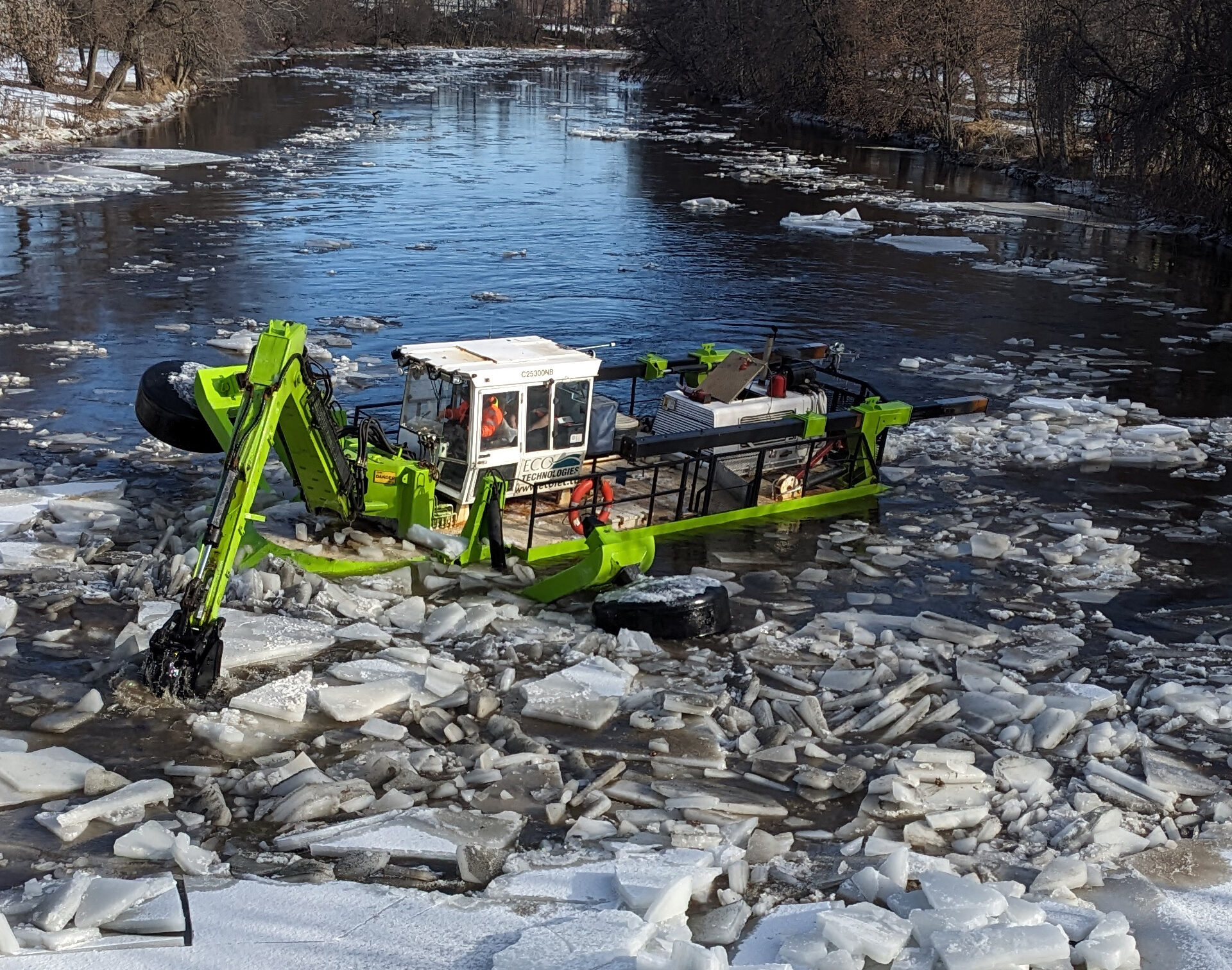 La rétrocaveuse amphibie. (Photo gracieuseté) 