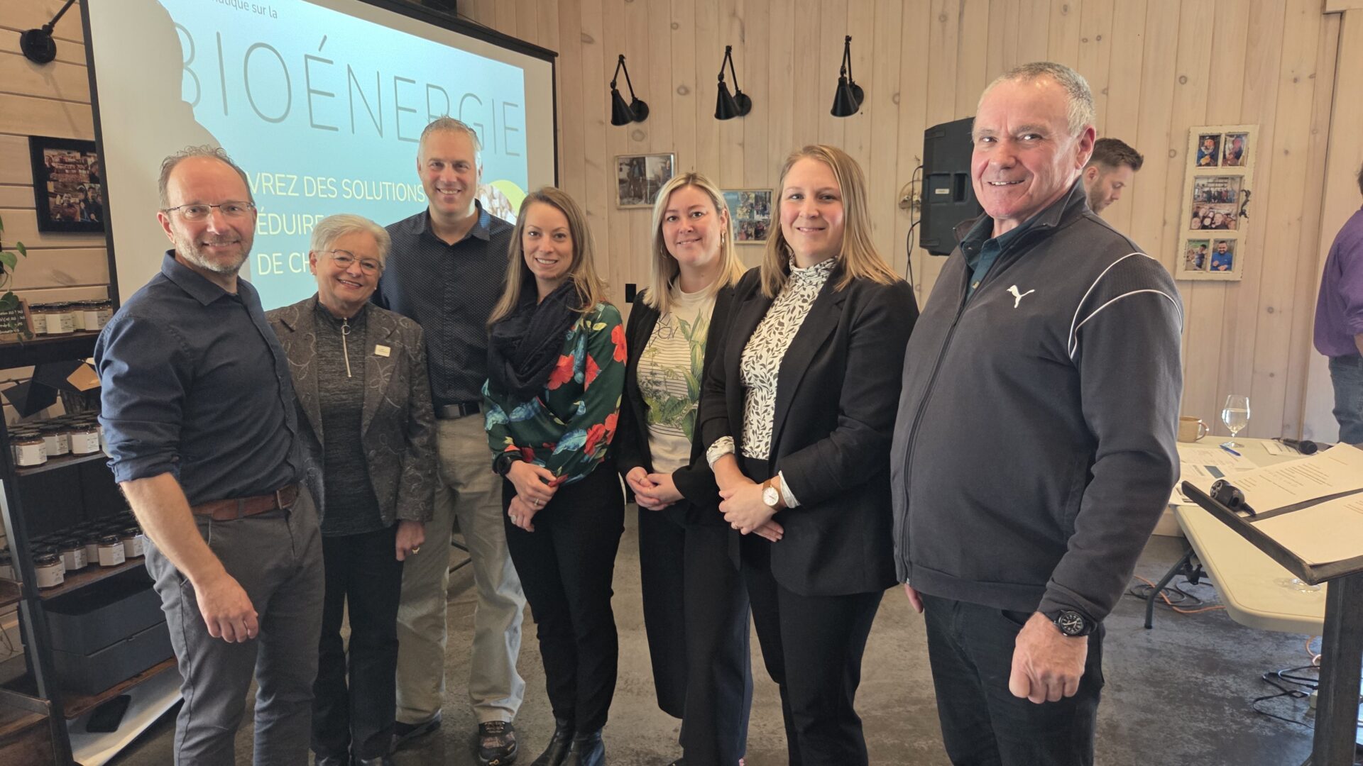 Pascal Gauthier, conseiller au développement forestier ; Michelle Joly, mairesse de Chertsey ; Charles-André Pagé, maire de Saint-Alphonse-Rodriguez ; Audrey Renaud, directrice du Service Développement Matawinie ; Émilie Boisvert, mairesse de Sainte-Marcelline-de-Kildare ; Audrey Boisjoly, préfète suppléante de la MRC de Matawinie et mairesse de Saint-Félix-de-Valois et Jean-Pierre Naud, directeur général du Centre provincial d’expertise en énergie biomasse. (Photo gracieuseté)