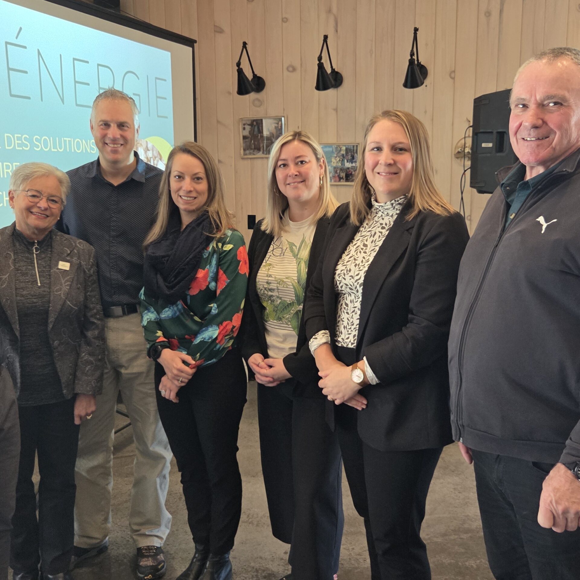 Pascal Gauthier, conseiller au développement forestier ; Michelle Joly, mairesse de Chertsey ; Charles-André Pagé, maire de Saint-Alphonse-Rodriguez ; Audrey Renaud, directrice du Service Développement Matawinie ; Émilie Boisvert, mairesse de Sainte-Marcelline-de-Kildare ; Audrey Boisjoly, préfète suppléante de la MRC de Matawinie et mairesse de Saint-Félix-de-Valois et Jean-Pierre Naud, directeur général du Centre provincial d’expertise en énergie biomasse. (Photo gracieuseté)