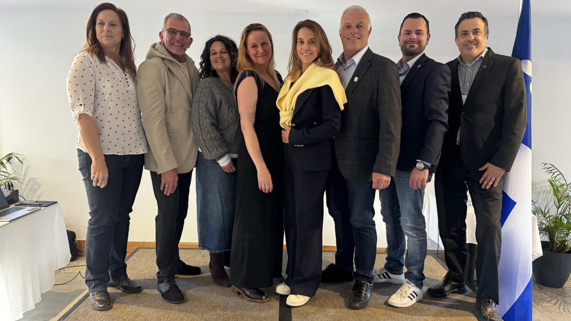 Caroline Doucet (agence de développement Place aux jeunes en région | Matawinie), Raynald Michaud, Stéphanie Labelle, Marie-Claire Bouchard, France-Élaine Duranceau, Raymond Rougeau, Bruno Desrochers et David Desrosiers (directeur développement de marché - Desjardins de Montcalm et de la Ouareau). (Photo gracieuseté - CCR)