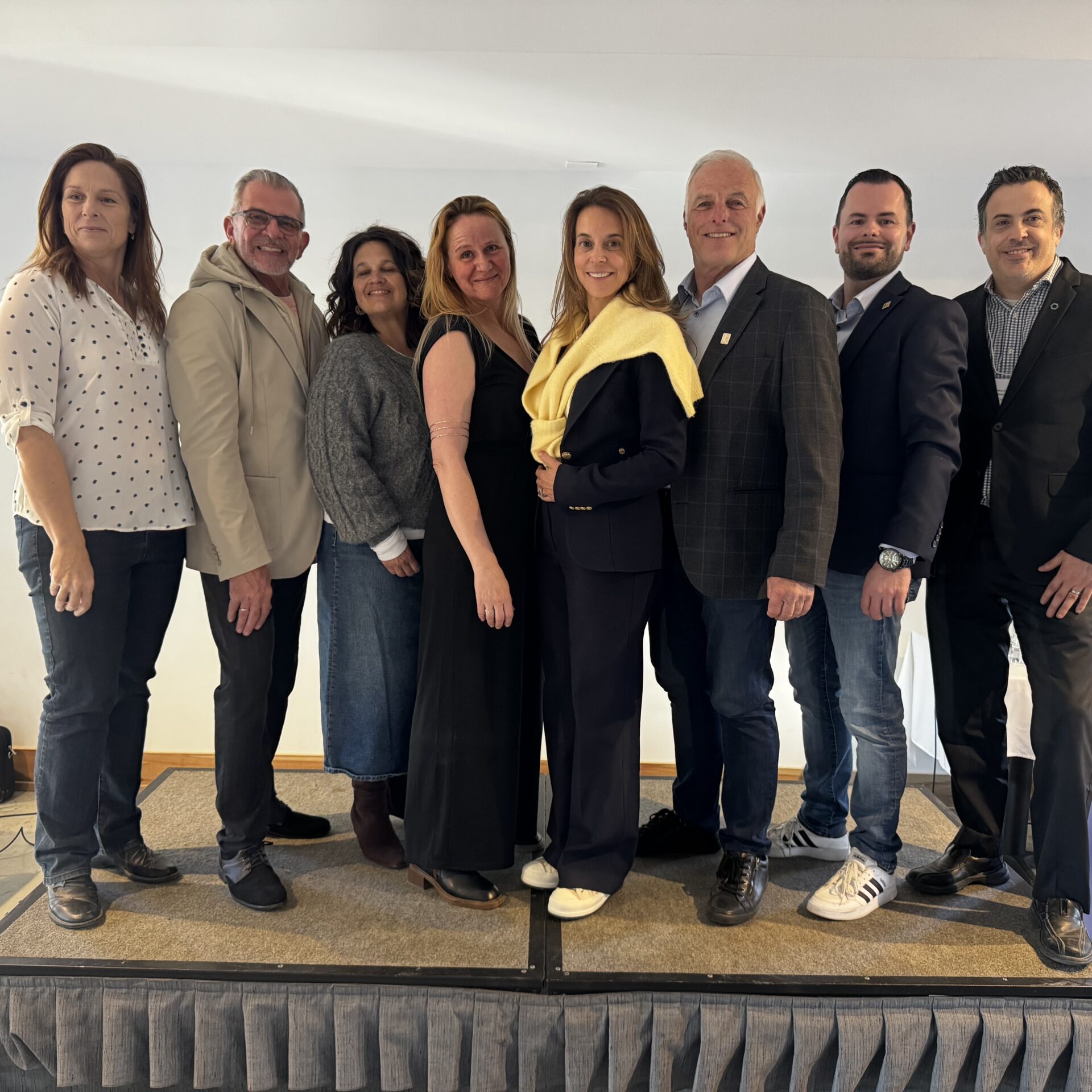 Caroline Doucet (agence de développement Place aux jeunes en région | Matawinie), Raynald Michaud, Stéphanie Labelle, Marie-Claire Bouchard, France-Élaine Duranceau, Raymond Rougeau, Bruno Desrochers et David Desrosiers (directeur développement de marché - Desjardins de Montcalm et de la Ouareau). (Photo gracieuseté - CCR)