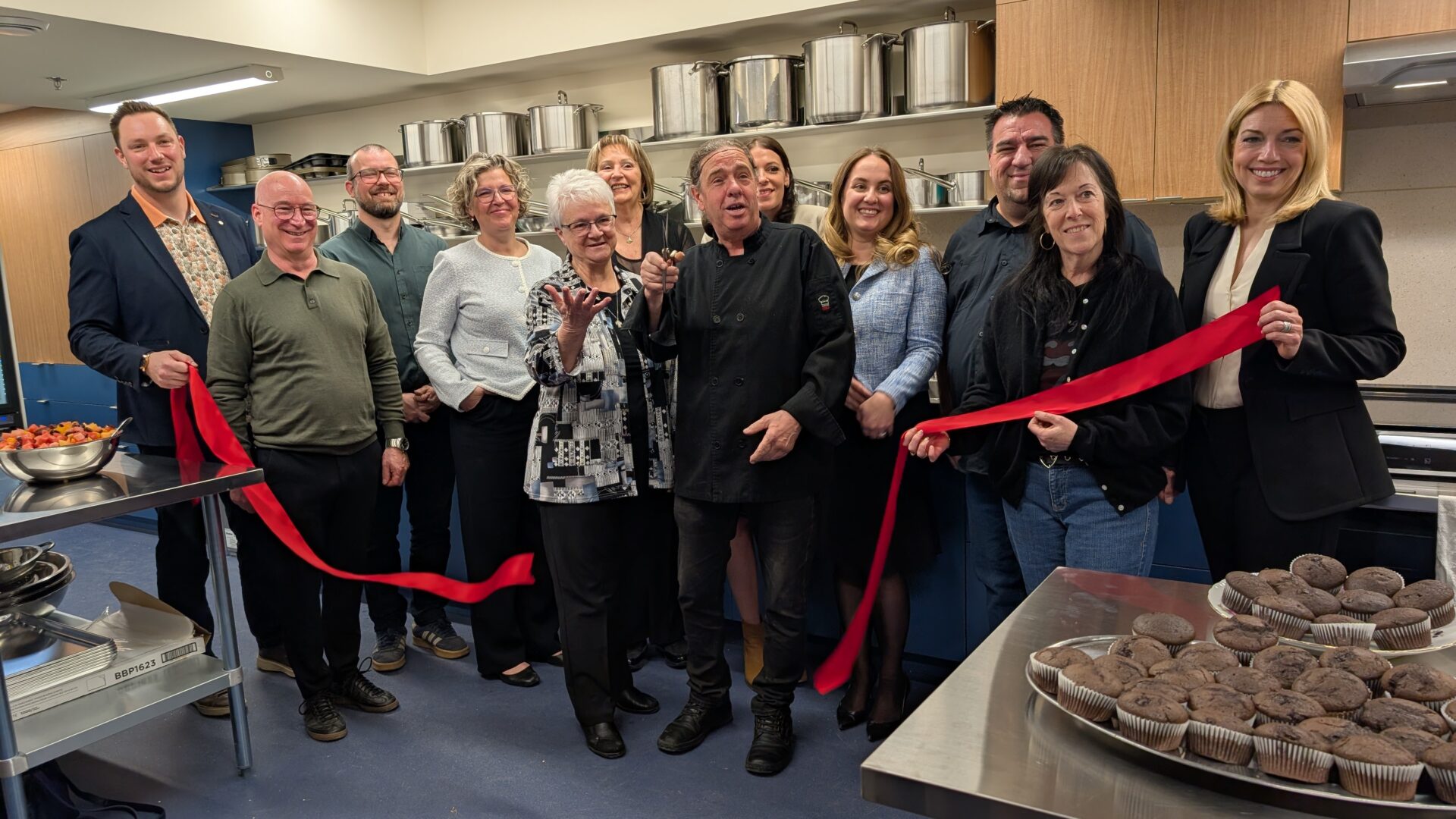Des représentants des différents organismes ainsi que des partenaires ont coupé le ruban pour inaugurer le début des activités de la Cuisine des Moniales le 27 avril dernier. (Photo gracieuseté)