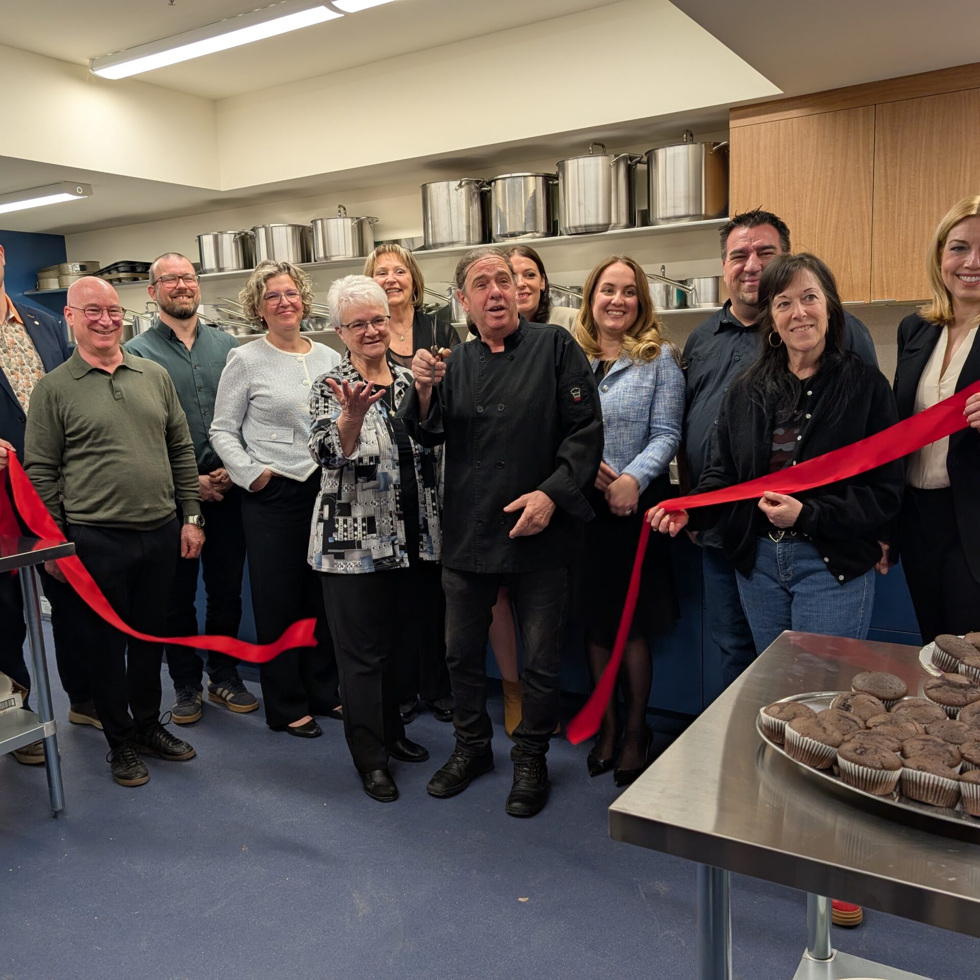 Des représentants des différents organismes ainsi que des partenaires ont coupé le ruban pour inaugurer le début des activités de la Cuisine des Moniales le 27 avril dernier. (Photo gracieuseté)