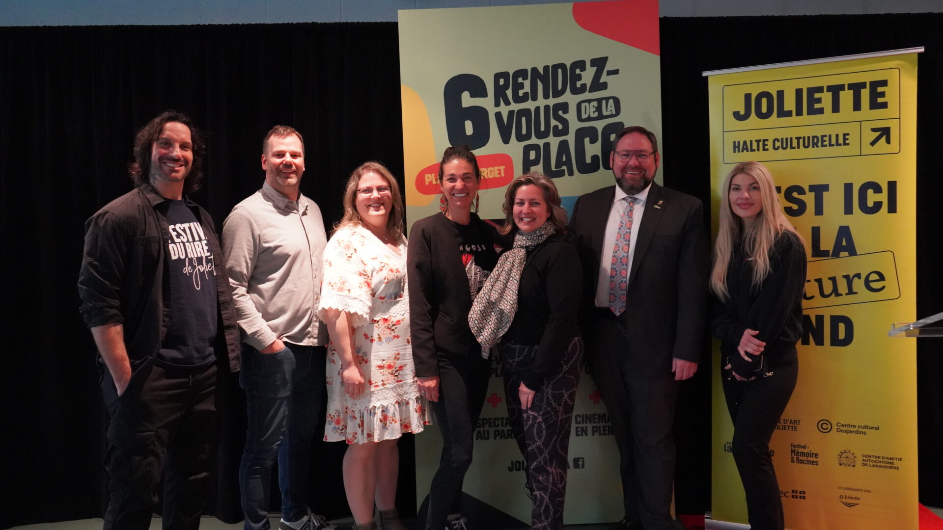 Mathieu Cyr (Festival du rire), Jean-Sébastien Martin, Laurie-Anne Deilgat (Festival de Lanaudière), Sabrina Paton, Annie Gauthier (Musée d’art de Joliette), Pierre-Luc Bellerose et Ashley-Jade Lussier (Festival du rire) ont annoncé la programmation estivale 2026 à Joliette. (Photo gracieuseté)