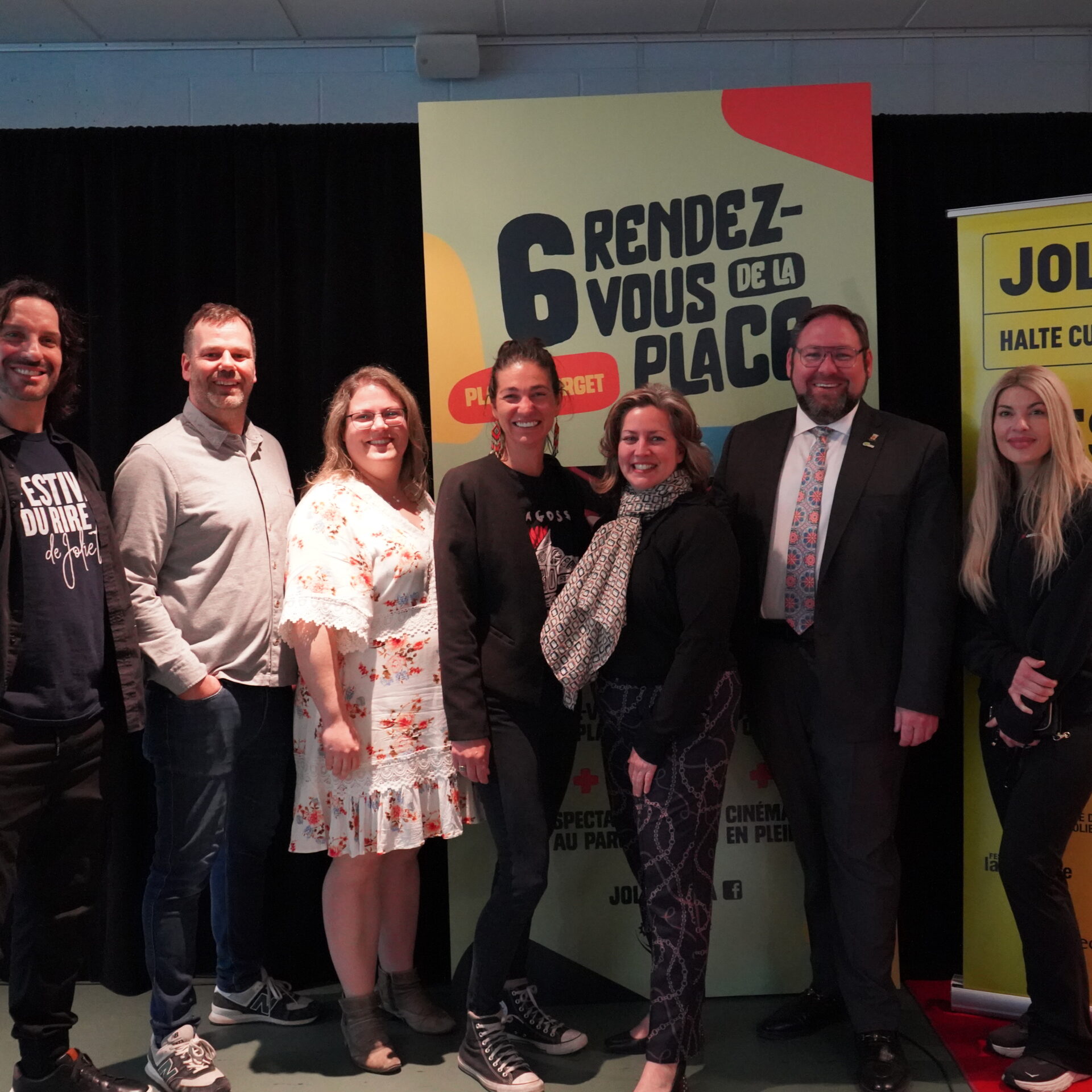 Mathieu Cyr (Festival du rire), Jean-Sébastien Martin, Laurie-Anne Deilgat (Festival de Lanaudière), Sabrina Paton, Annie Gauthier (Musée d’art de Joliette), Pierre-Luc Bellerose et Ashley-Jade Lussier (Festival du rire) ont annoncé la programmation estivale 2026 à Joliette. (Photo gracieuseté)
