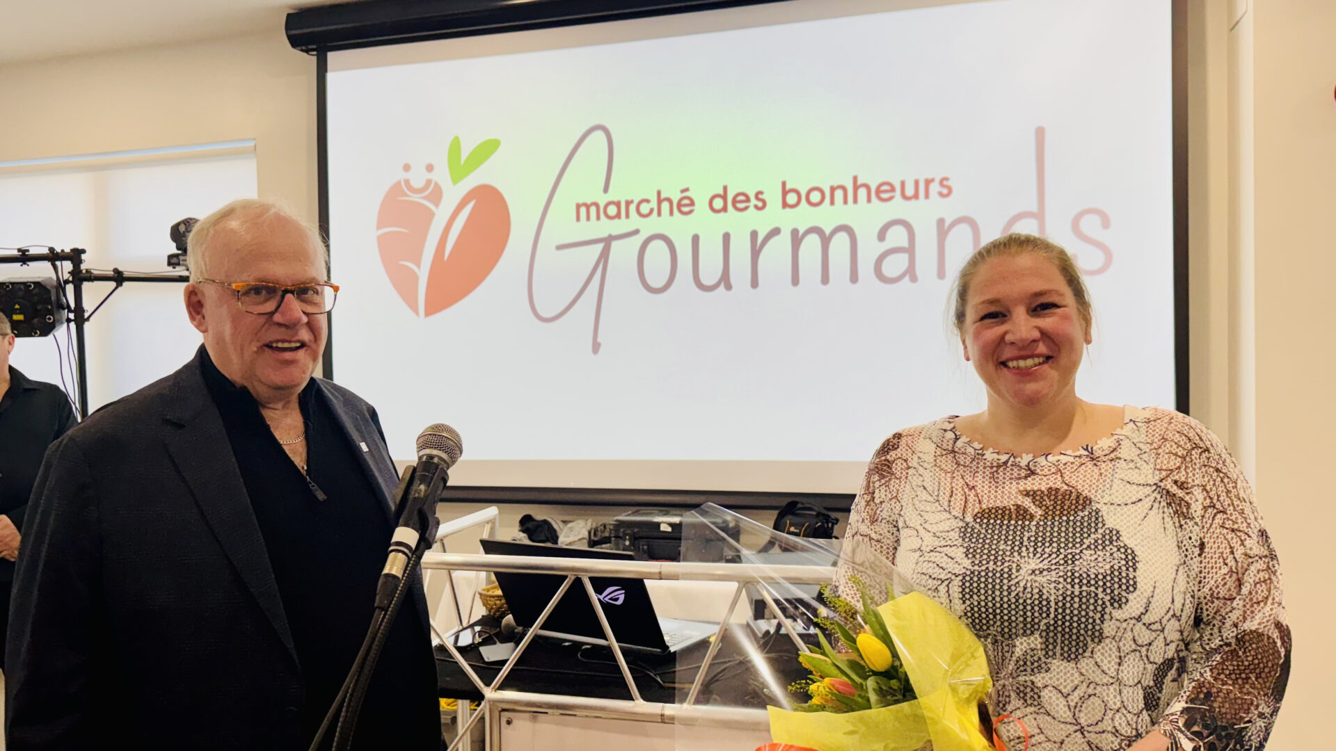 Le dévoilement du nouveau nom du Marché public de Sainte-Julienne. (Photo gracieuseté)