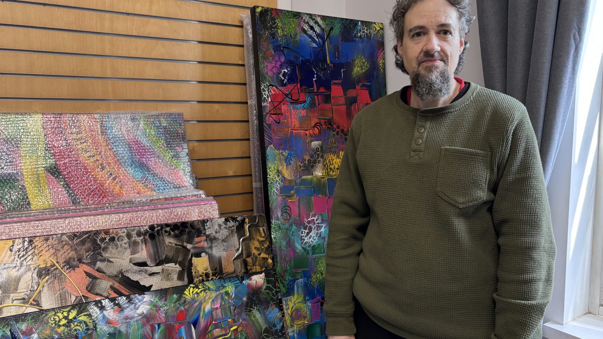 Les tableaux de Claude seront exposés au Carrefour des organismes de Lanaudière, à Joliette.(Photo Médialo – Élise Brouillette)